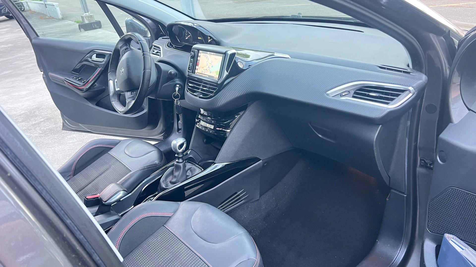 PEUGEOT 2008 1.2 PureTech Allure-image-8