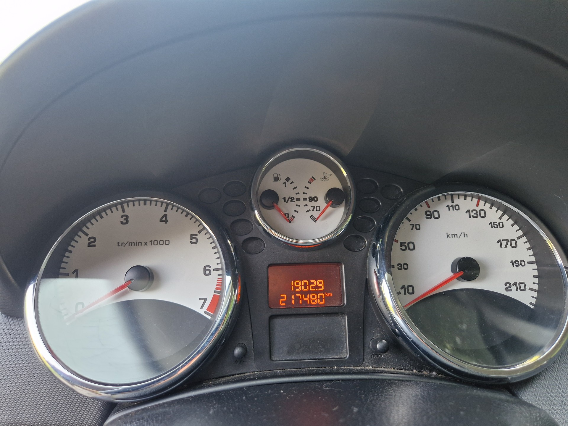 PEUGEOT 207 1.4 16V Trendy Clim-image-9