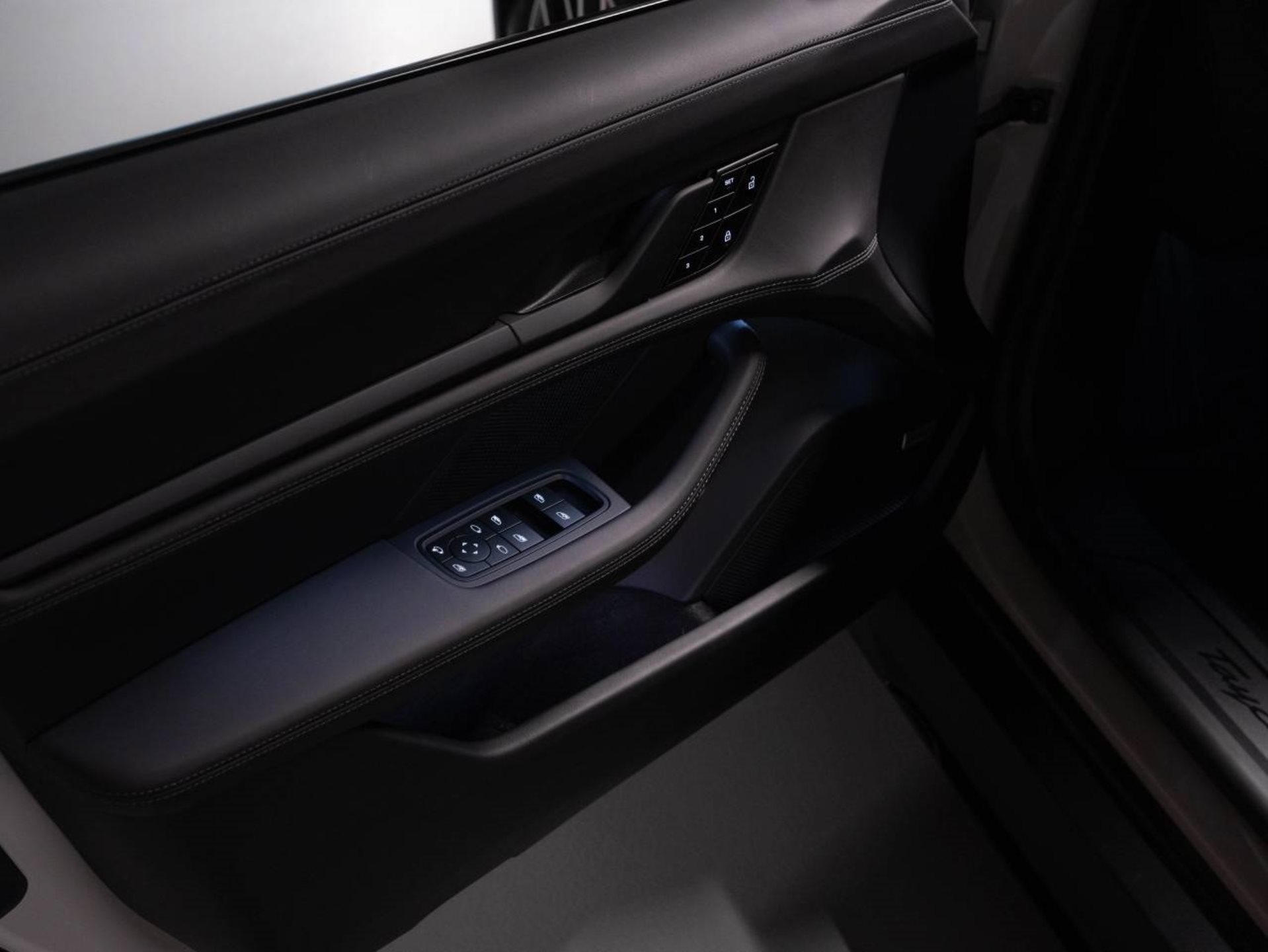 PORSCHE Taycan 4 Cross Turismo-image-9