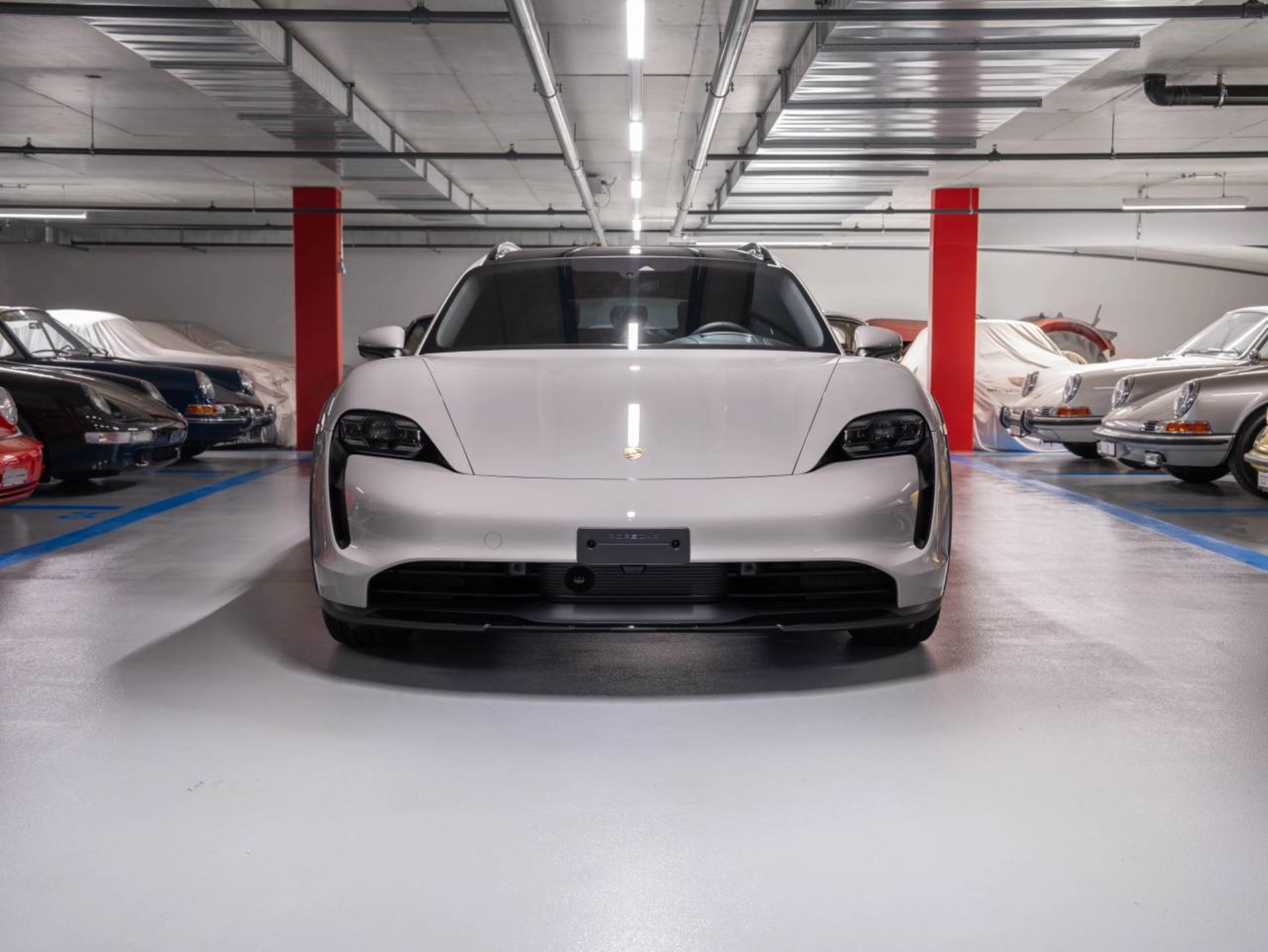 PORSCHE Taycan 4 Cross Turismo-showroom-element-1
