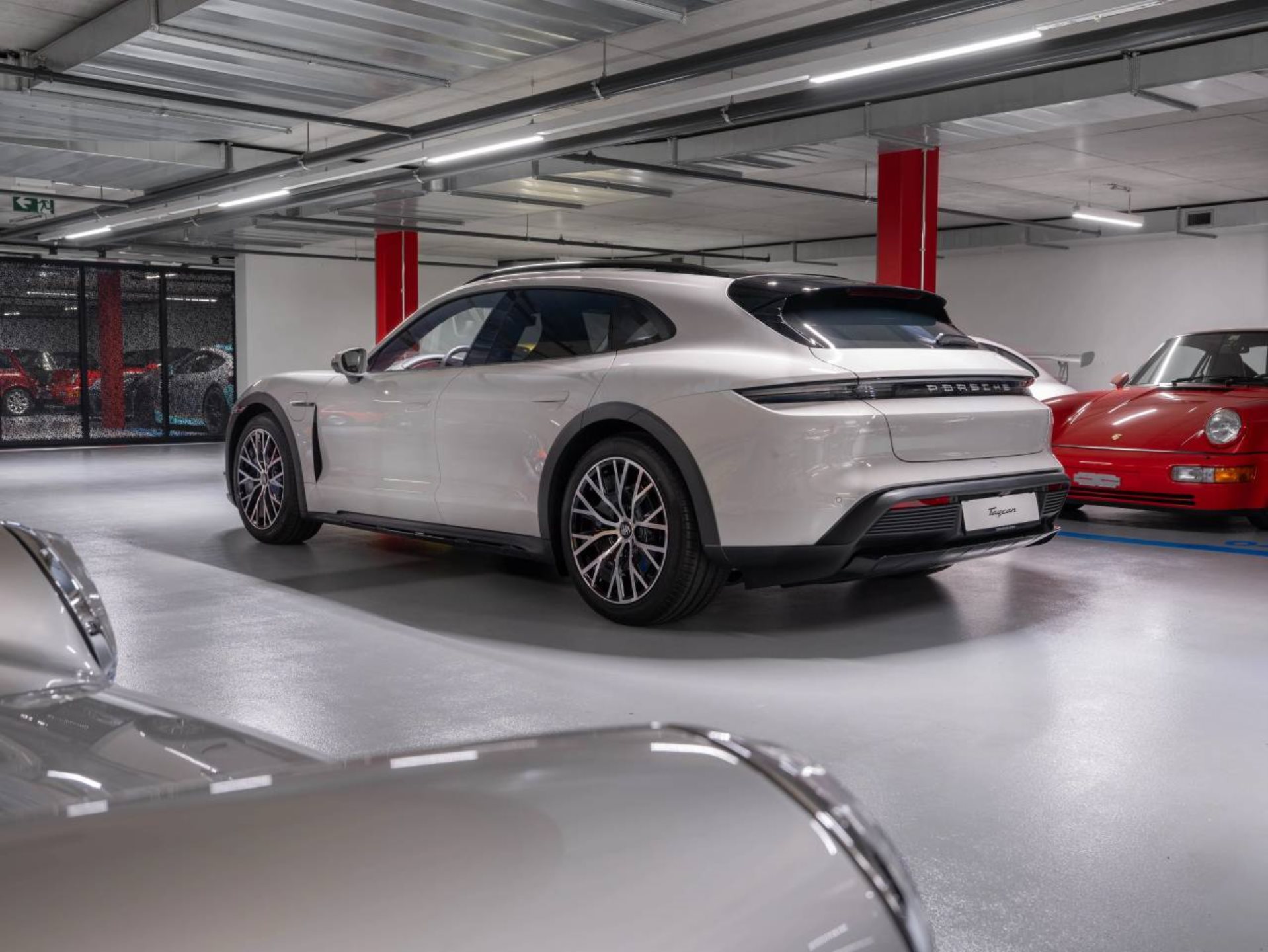 PORSCHE Taycan 4 Cross Turismo-image-4
