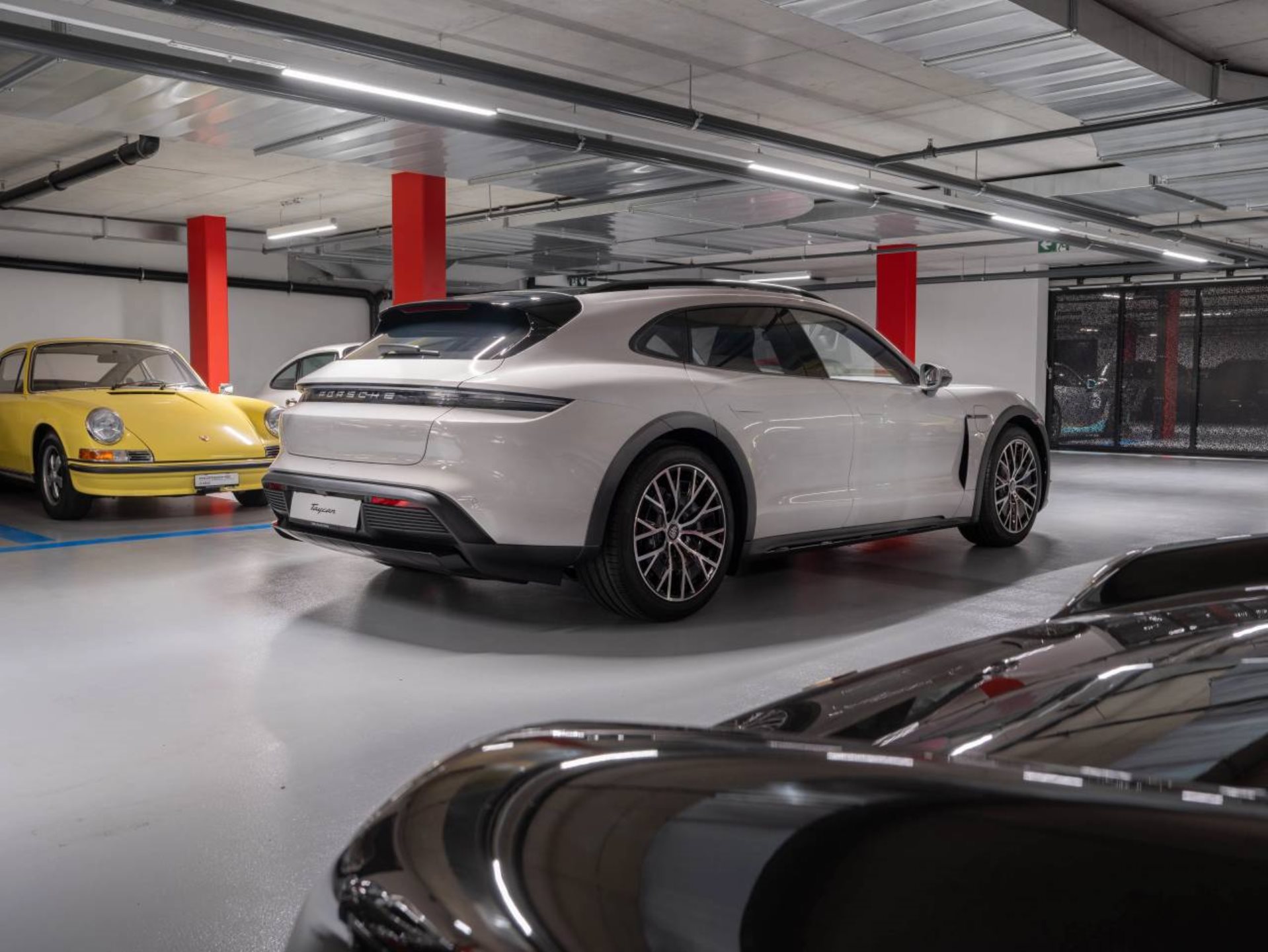 PORSCHE Taycan 4 Cross Turismo-showroom-element-3