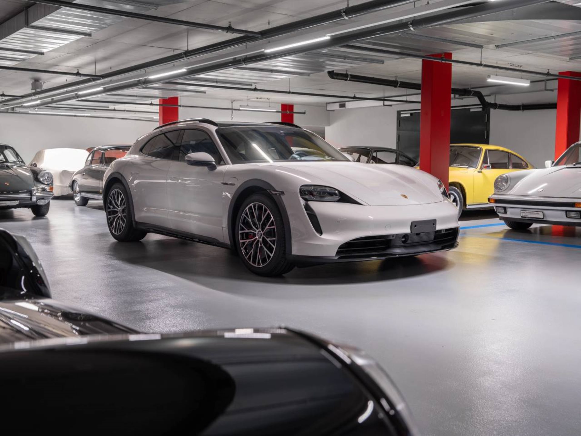 PORSCHE Taycan 4 Cross Turismo-showroom-element-2