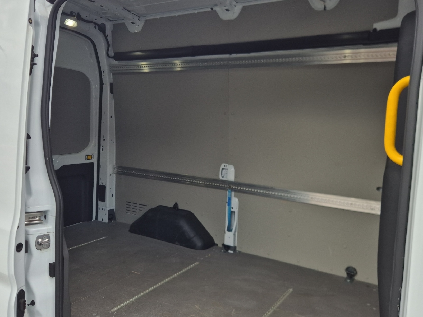 FORD E-Transit Van 350 L2H3 68kWh Trend-image-18