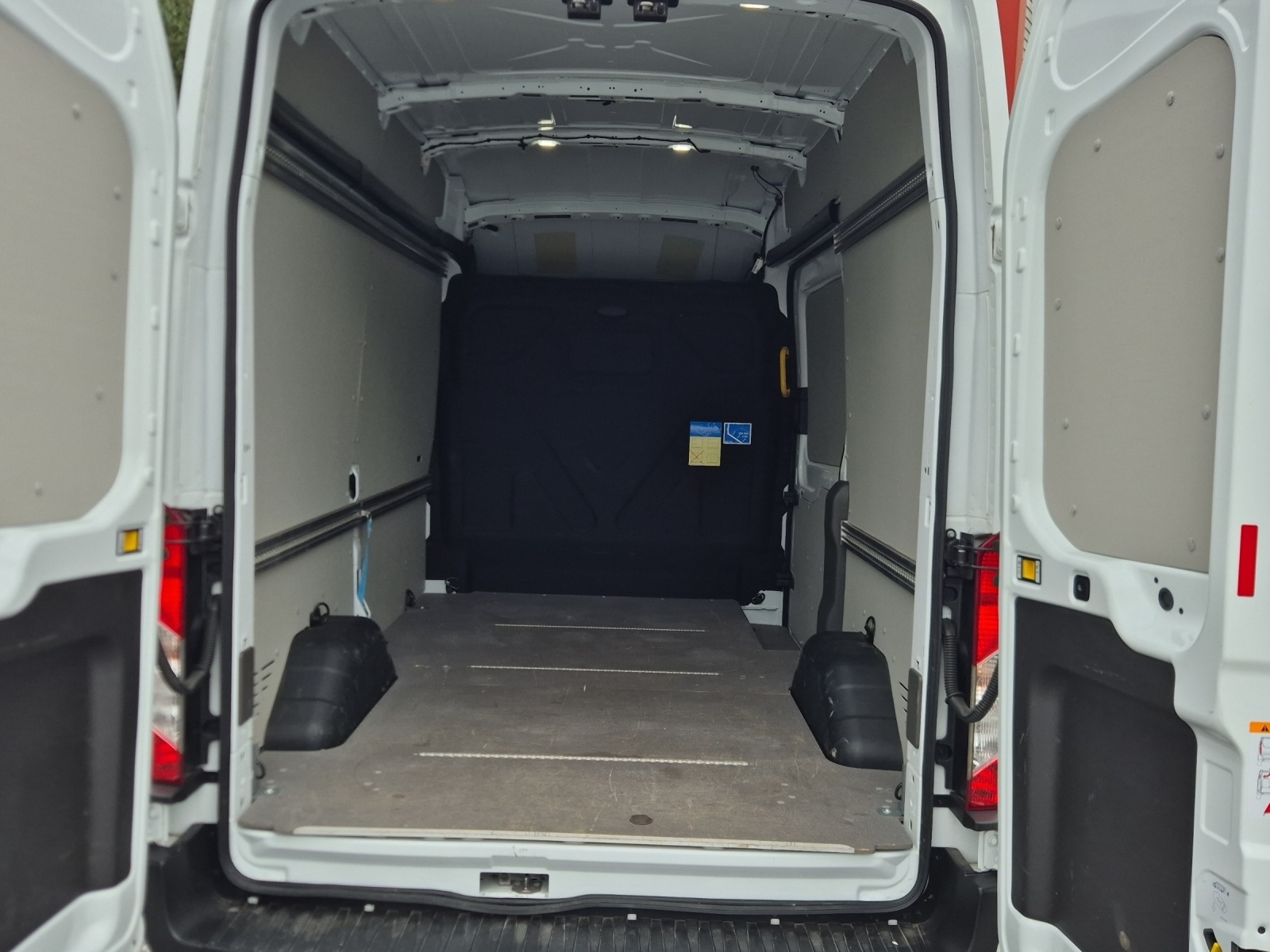 FORD E-Transit Van 350 L2H3 68kWh Trend-image-19