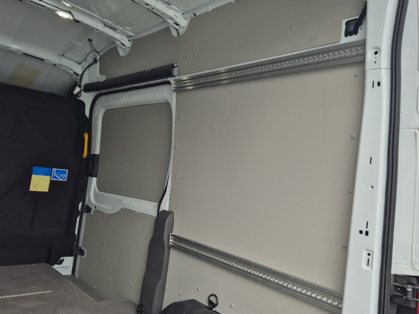 FORD E-Transit Van 350 L2H3 68kWh Trend-image-21