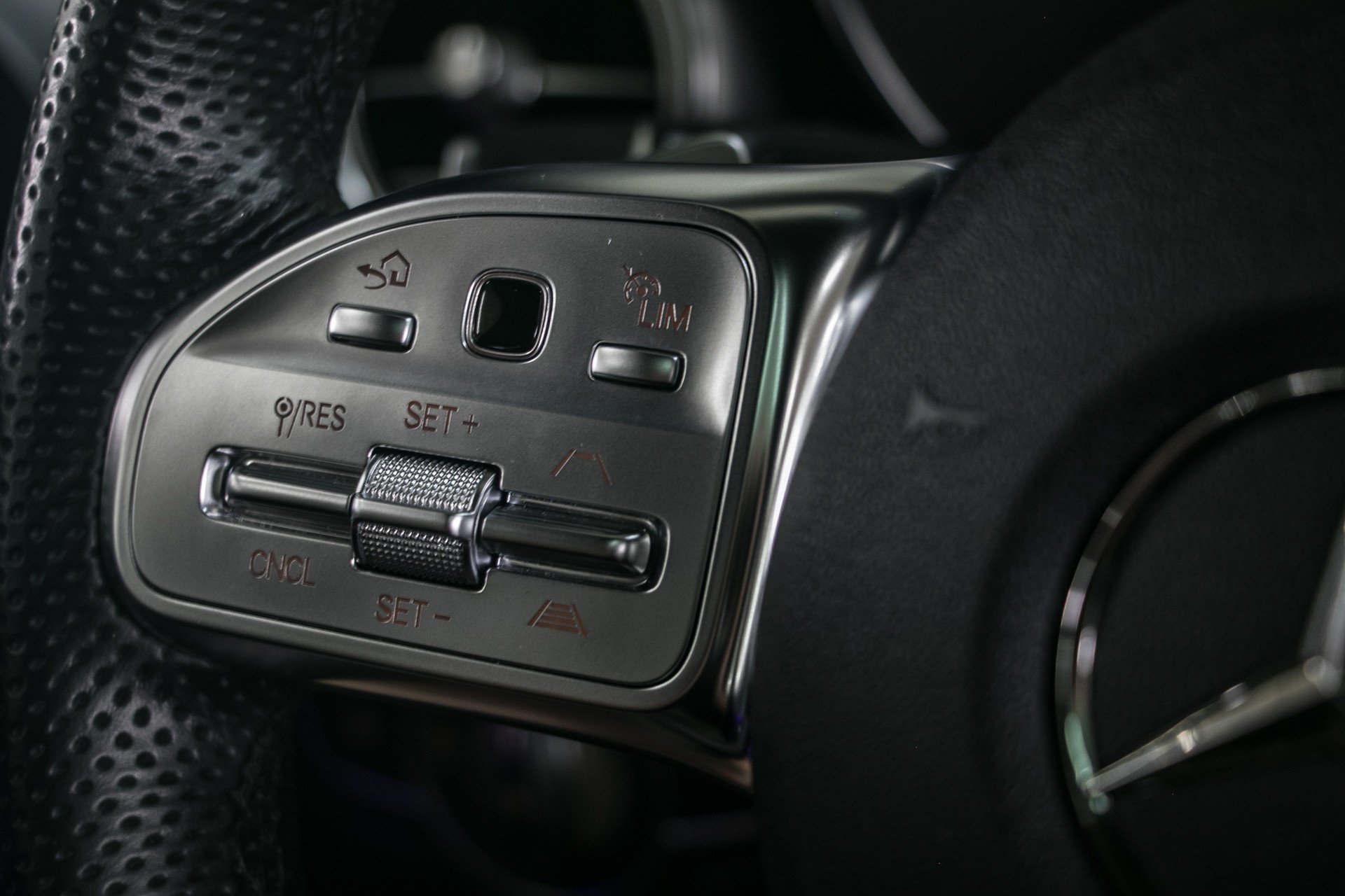 MERCEDES-BENZ GLC 220 d AMG Line 4Matic 9G-Tronic-image-10