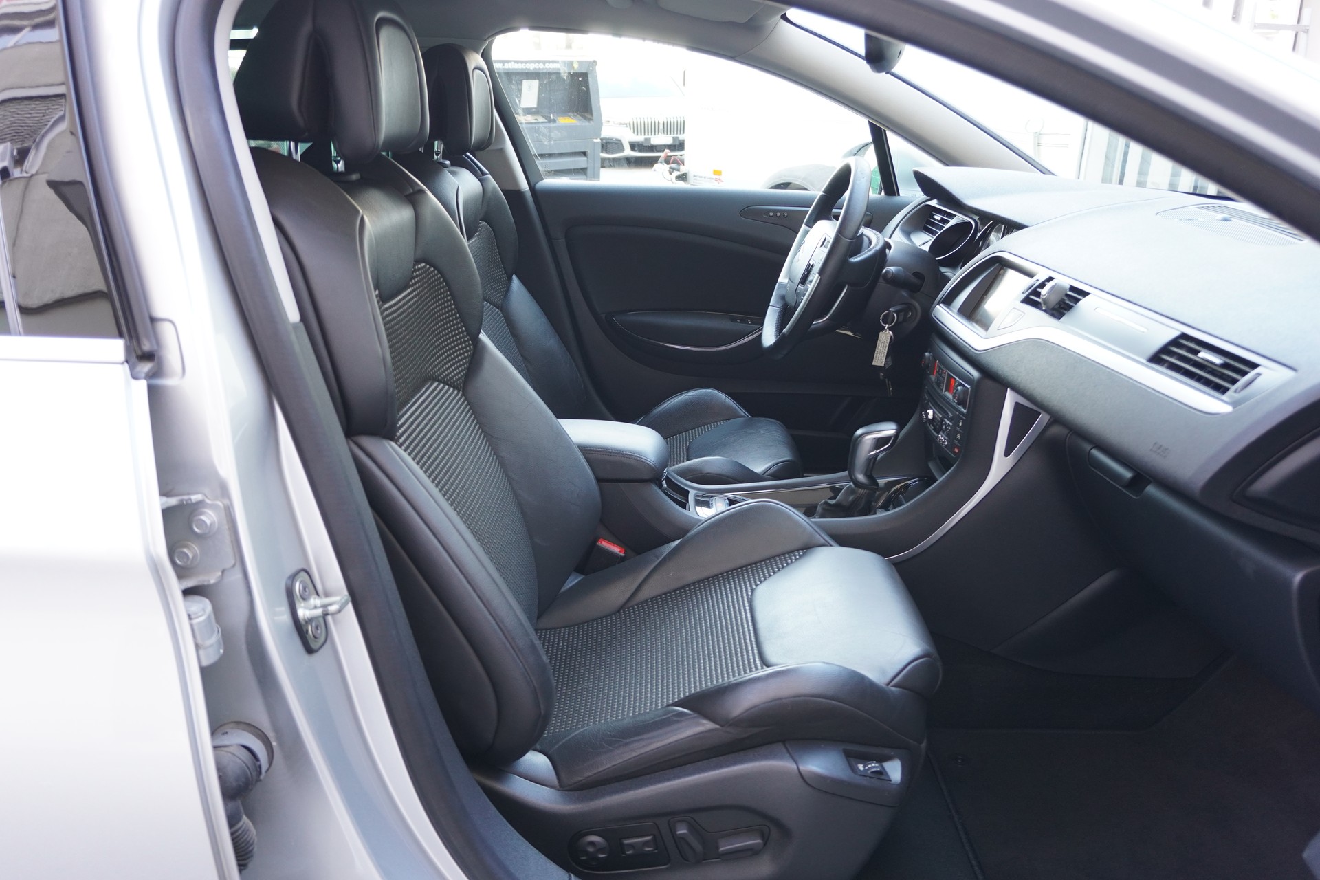 CITROEN C5 Tourer 1.6 Turbo Exclusive Automatic-image-12