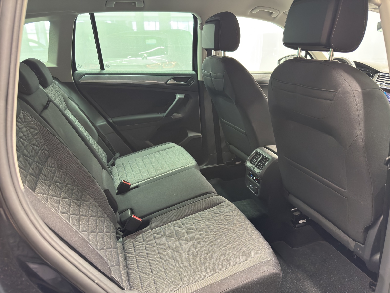 VW Tiguan 2.0 TDI SCR Life DSG-image-9