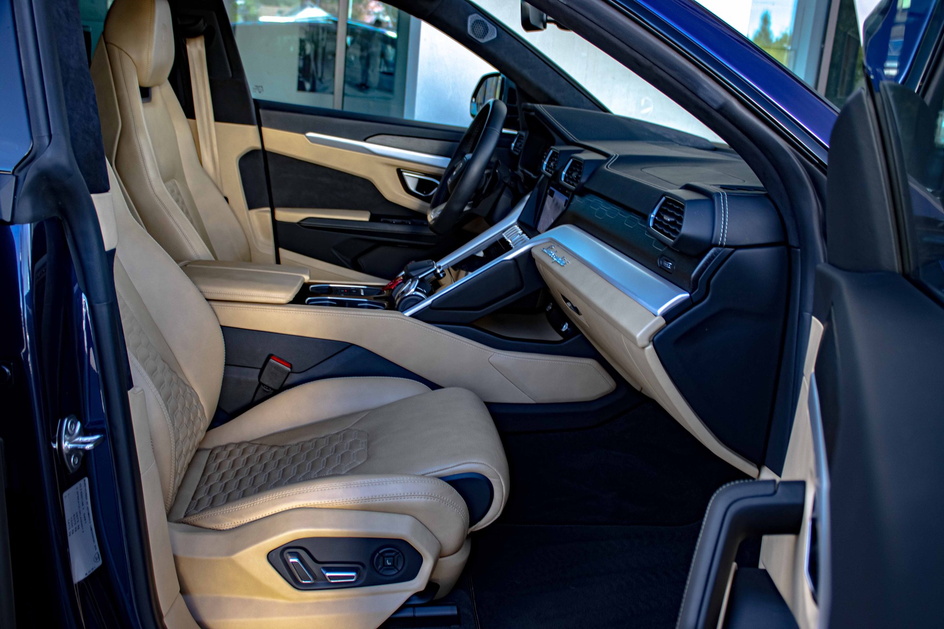 LAMBORGHINI Urus E-Gear-Carbon 'Blu Astraeus-Vollausst.'-image-16
