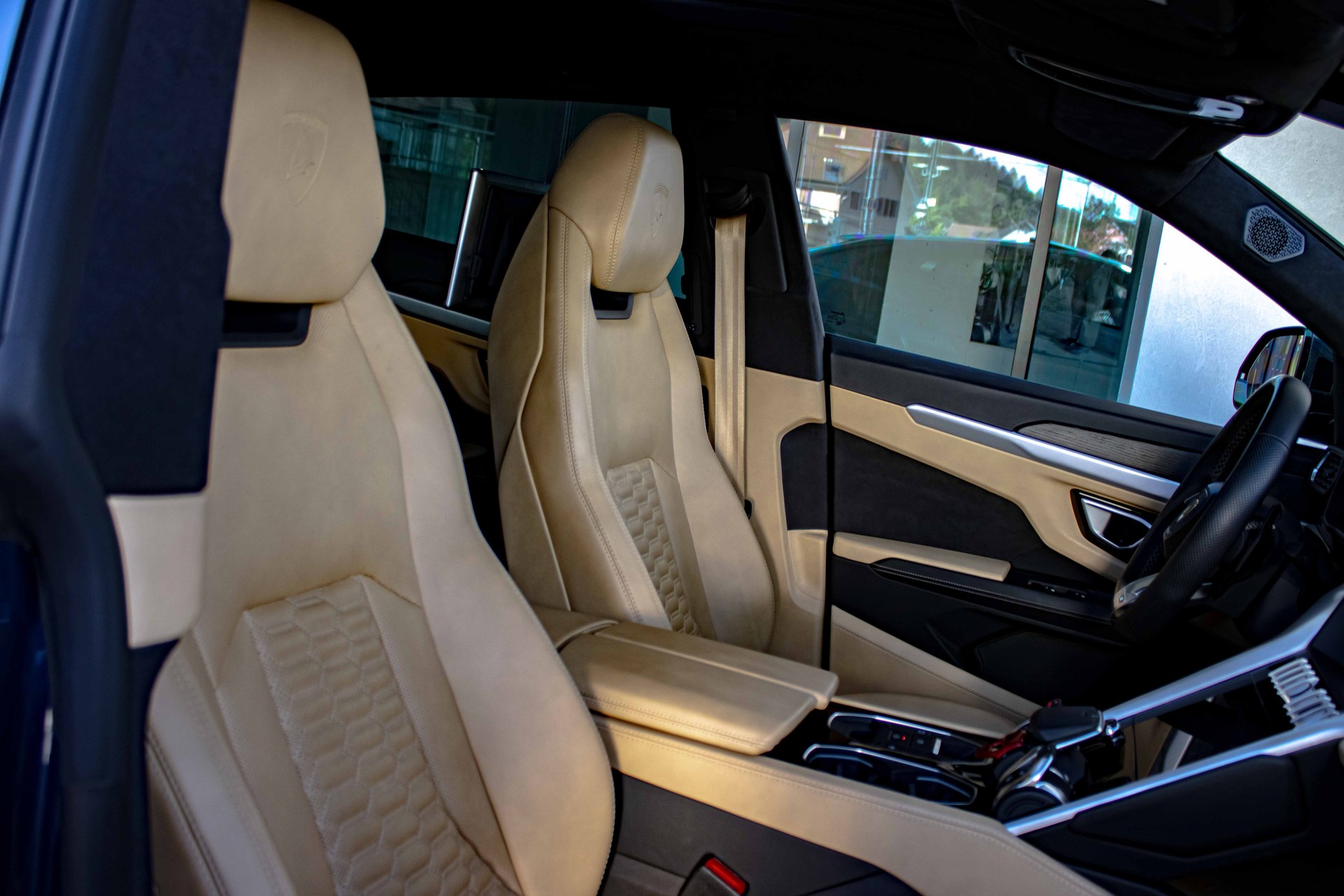 LAMBORGHINI Urus E-Gear-Carbon 'Blu Astraeus-Vollausst.'-image-17