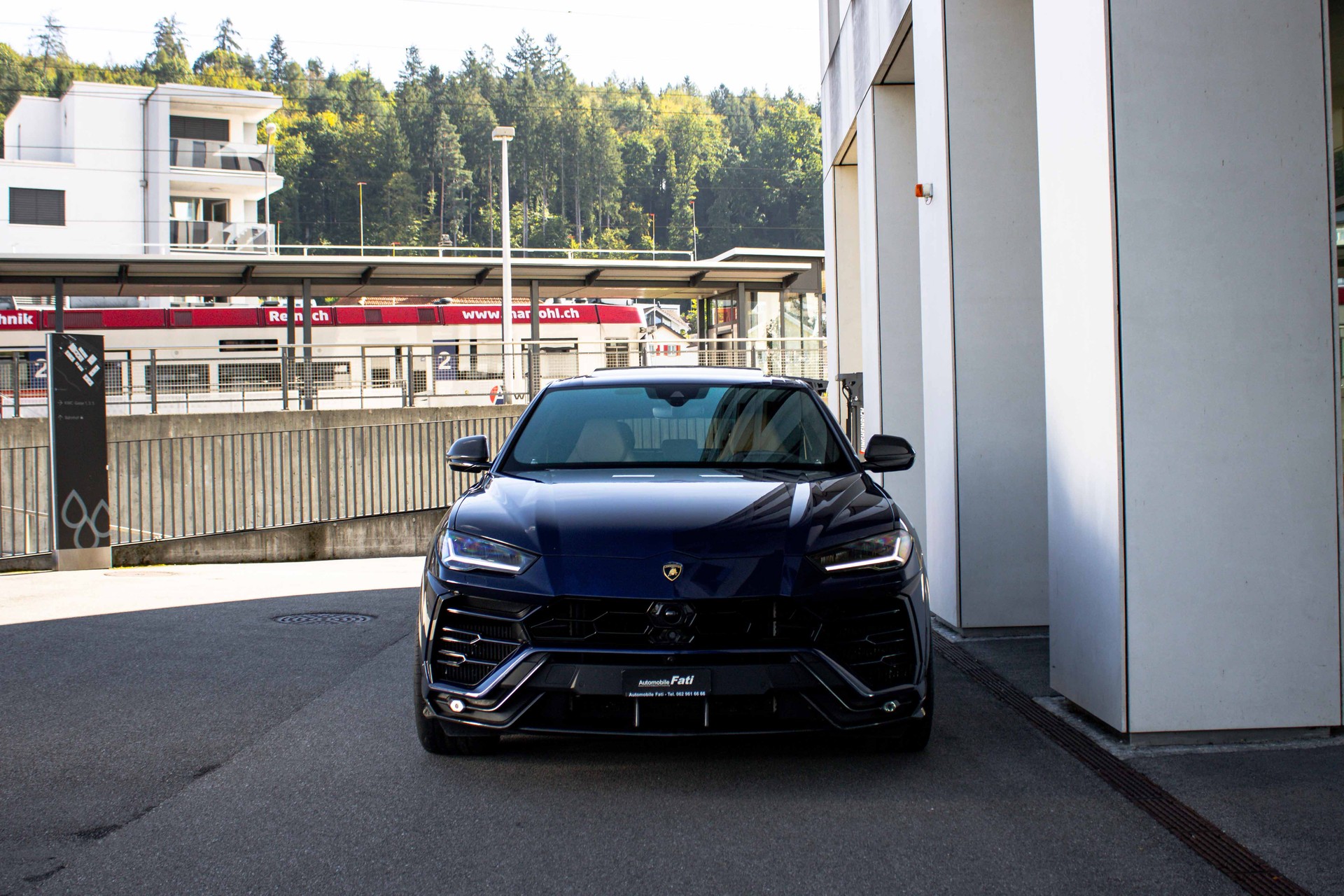 LAMBORGHINI Urus E-Gear-Carbon 'Blu Astraeus-Vollausst.'-image-2