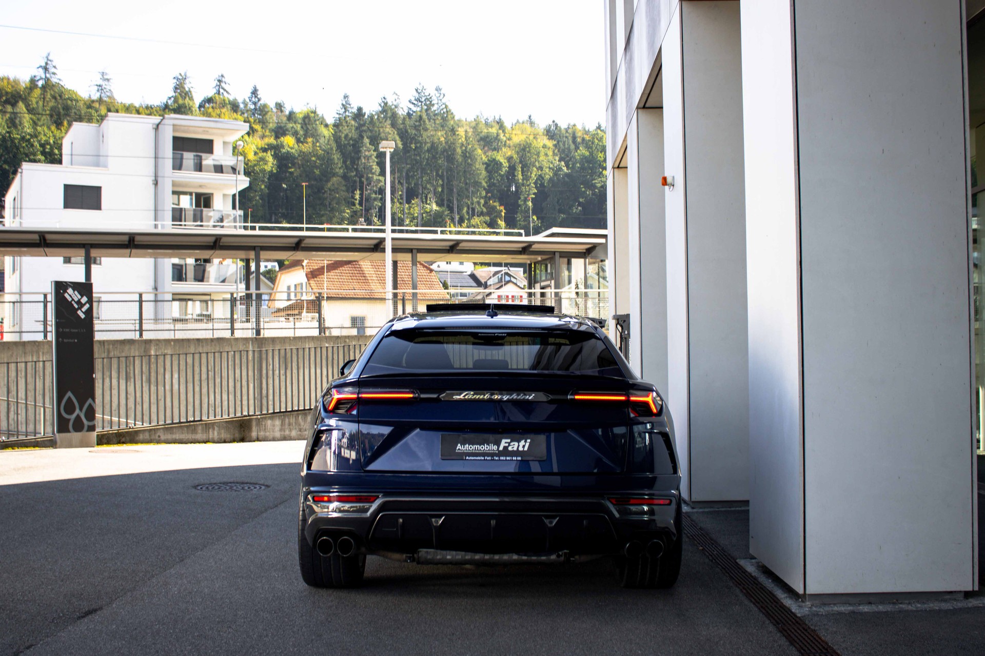 LAMBORGHINI Urus E-Gear-Carbon 'Blu Astraeus-Vollausst.'-image-3
