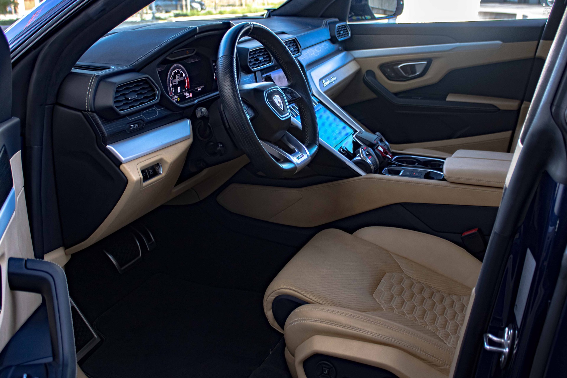 LAMBORGHINI Urus E-Gear-Carbon 'Blu Astraeus-Vollausst.'-image-9