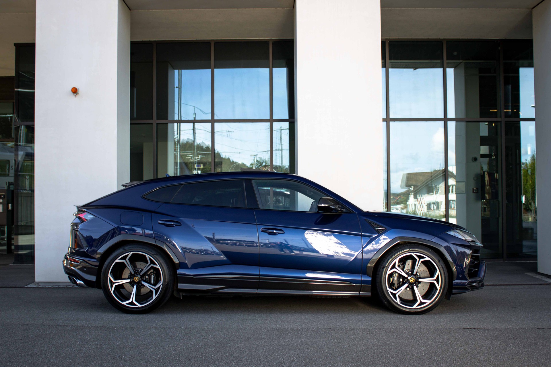 LAMBORGHINI Urus E-Gear-Carbon 'Blu Astraeus-Vollausst.'-image-5