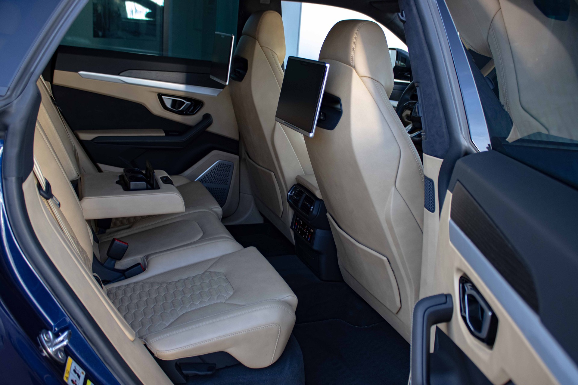 LAMBORGHINI Urus E-Gear-Carbon 'Blu Astraeus-Vollausst.'-image-15