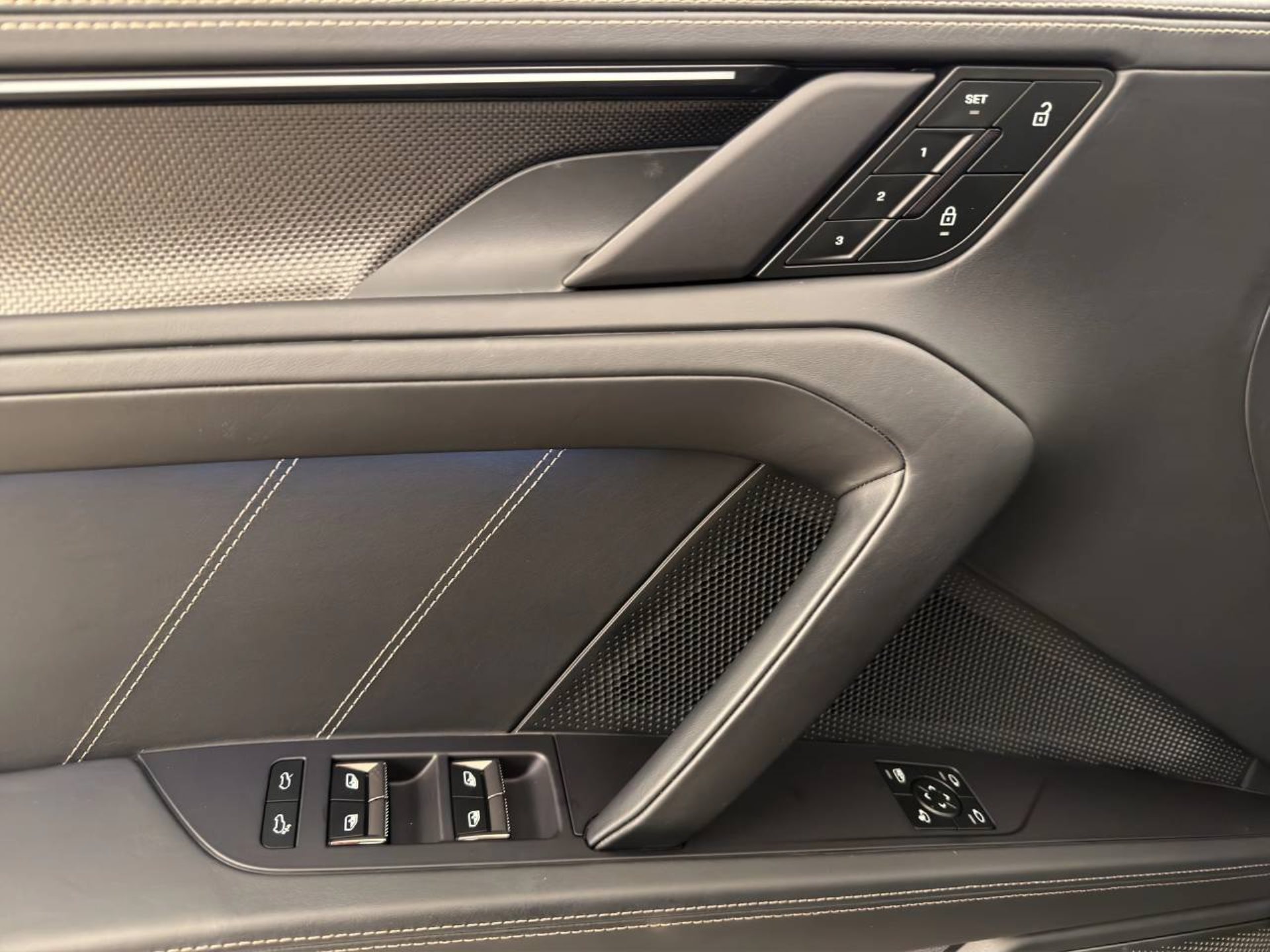 PORSCHE Cayenne Turbo Coupé Electric-image-19