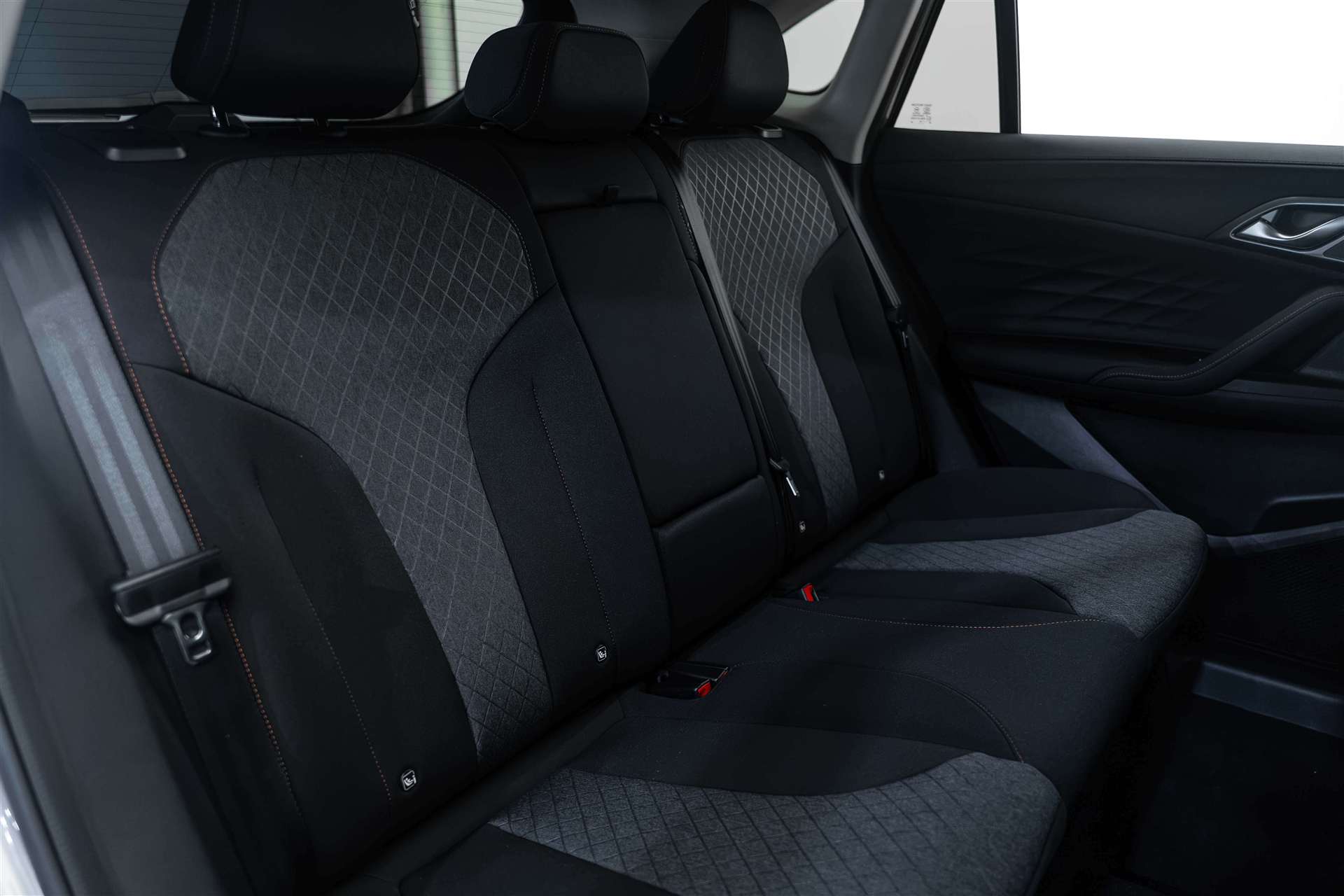 MG MG HS 1.5 T PHEV Comfort 272PS Automat-image-13