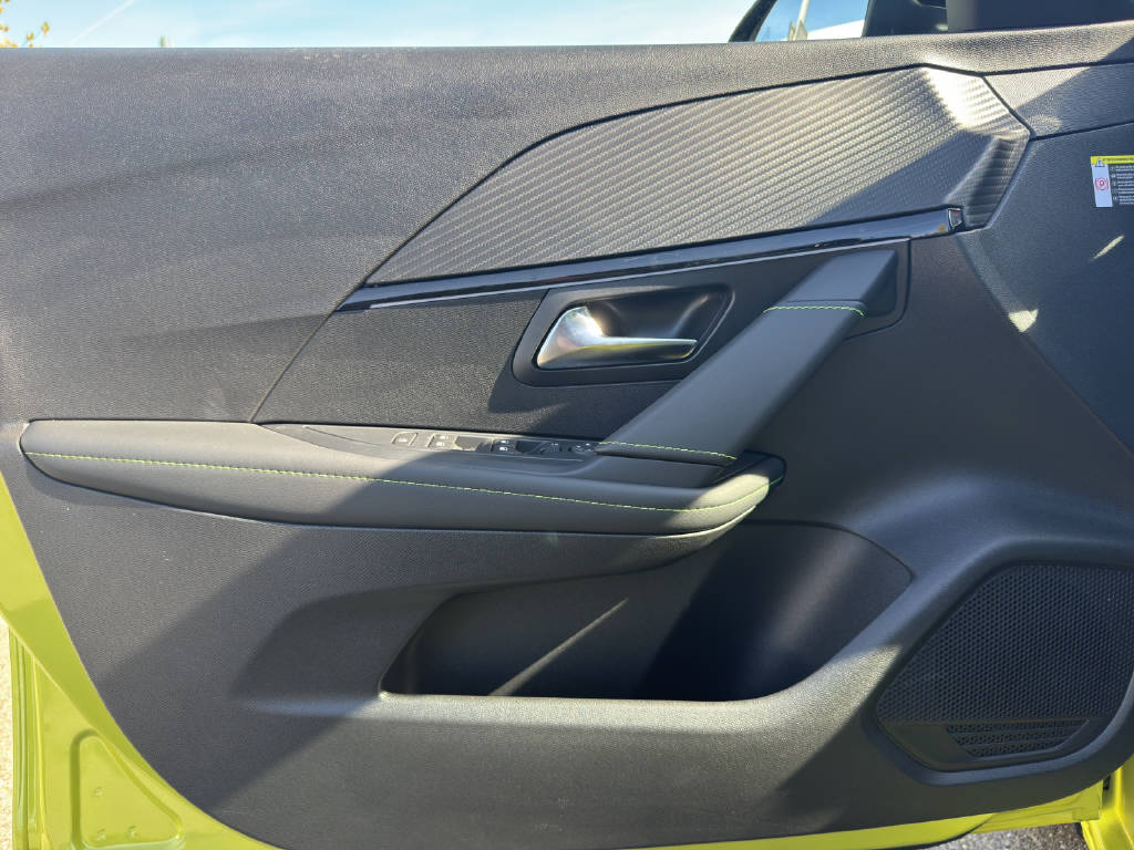 PEUGEOT 208 1.2 Hybrid 145 GT Exclusive-image-6