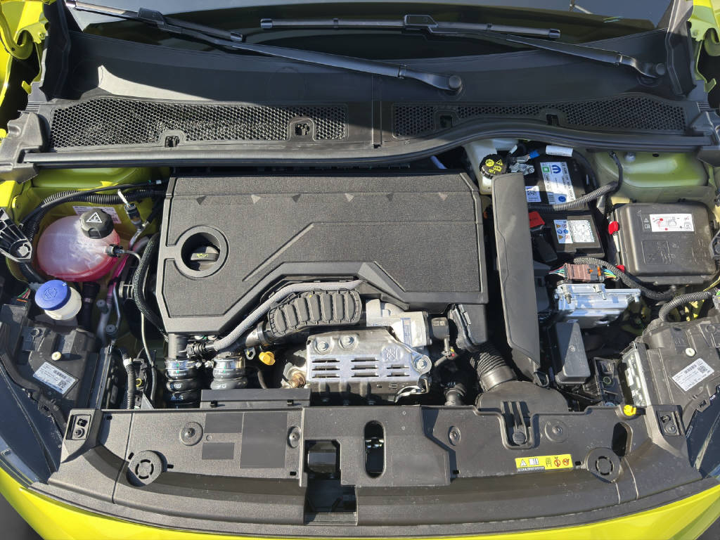 PEUGEOT 208 1.2 Hybrid 145 GT Exclusive-image-9