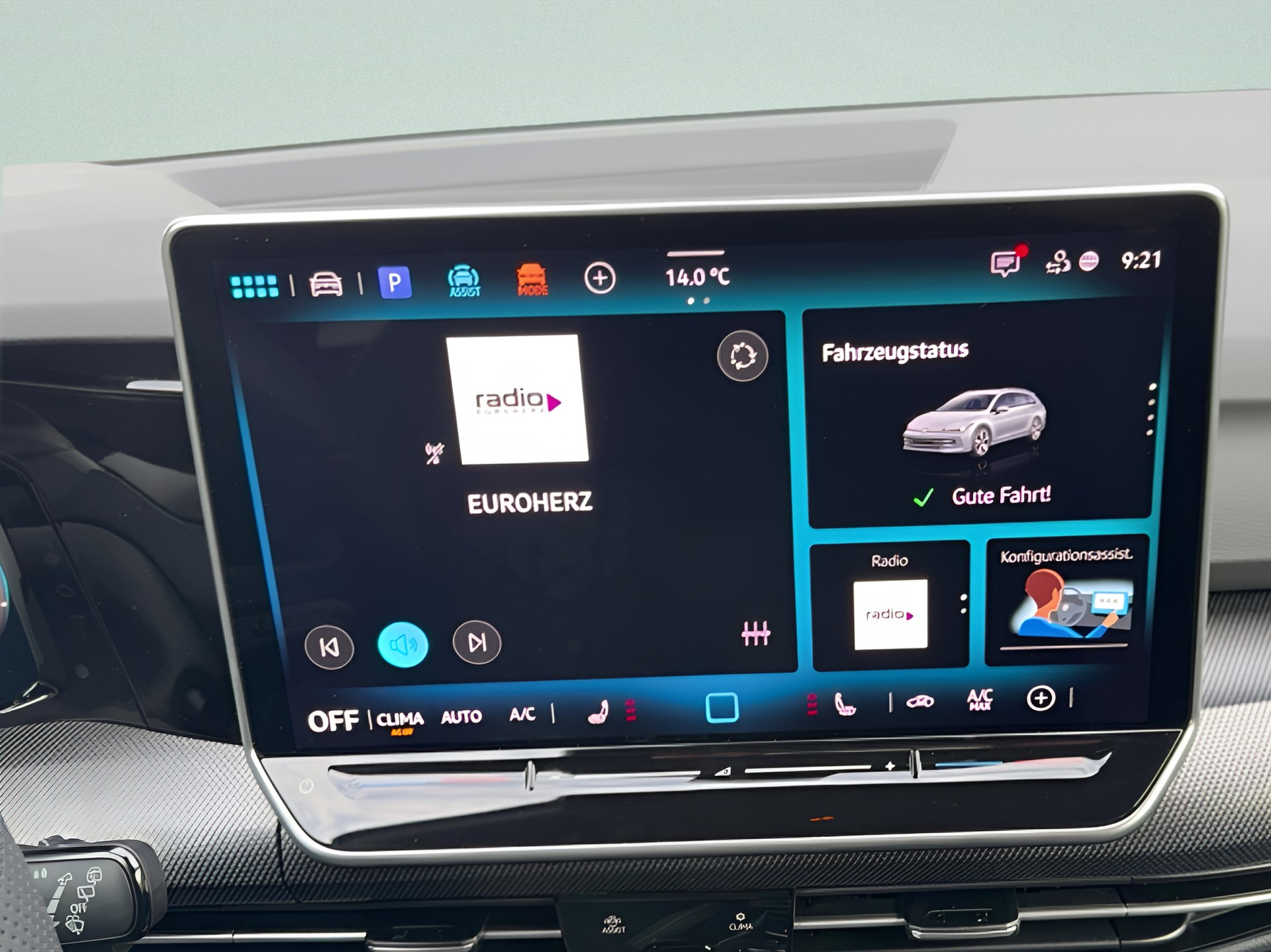 VW Golf Variant 1.5 eTSI mHEV R-Line DSG-image-13