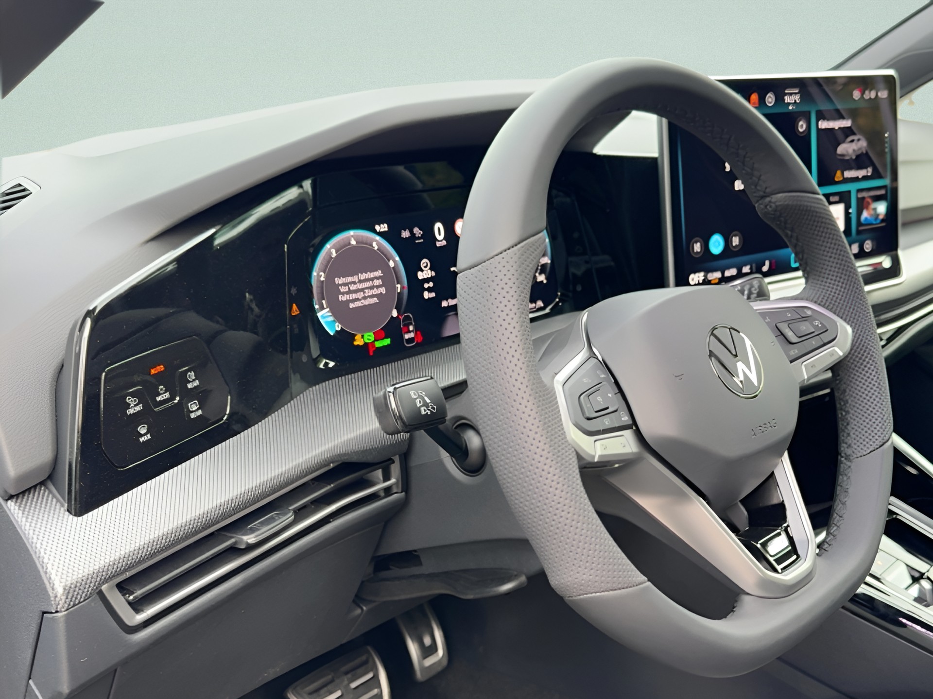 VW Golf Variant 1.5 eTSI mHEV R-Line DSG-image-11