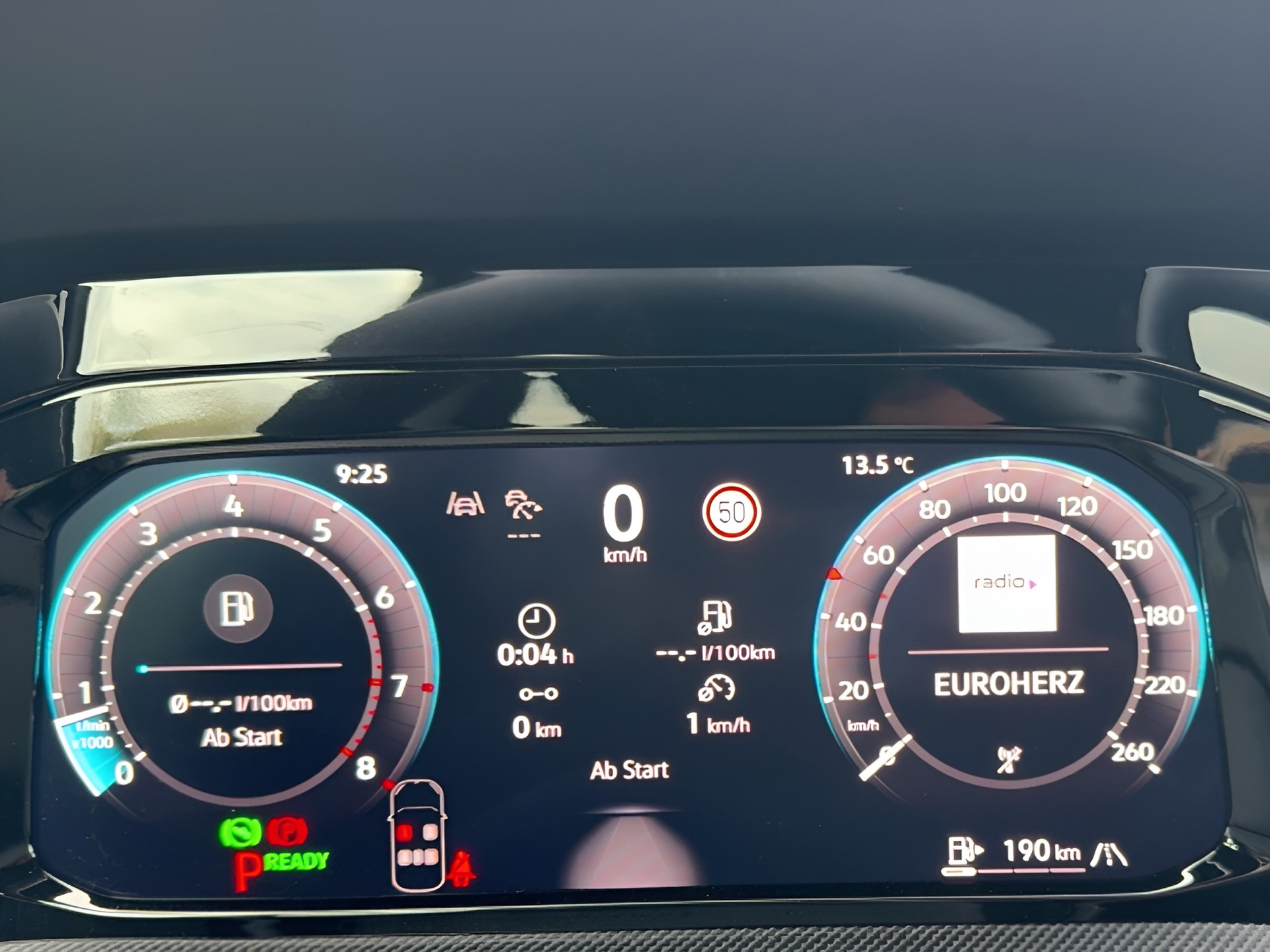 VW Golf Variant 1.5 eTSI mHEV R-Line DSG-image-16