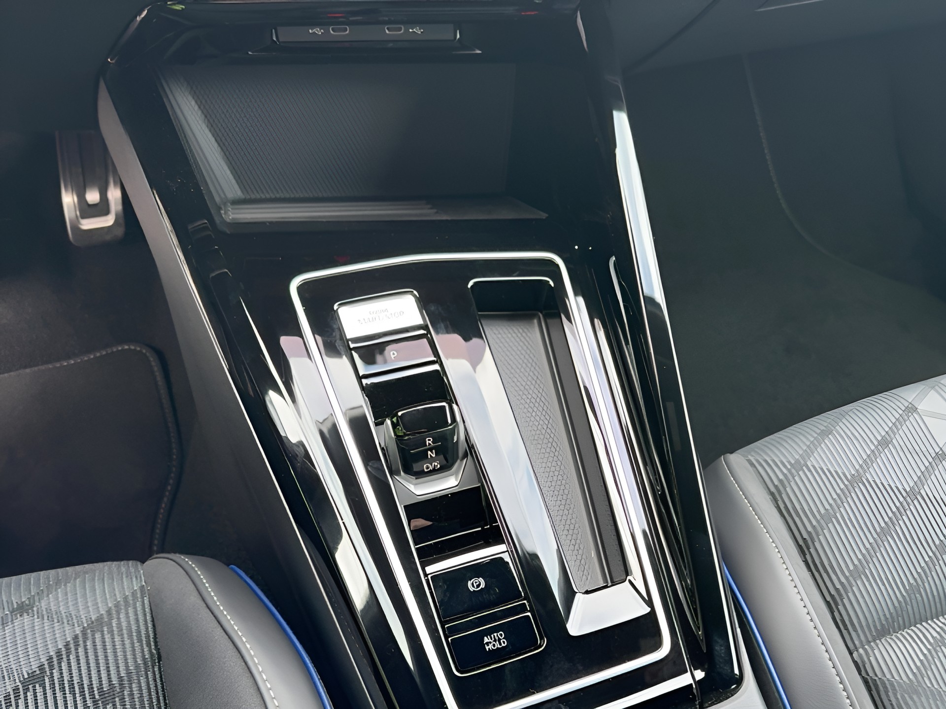 VW Golf Variant 1.5 eTSI mHEV R-Line DSG-image-14