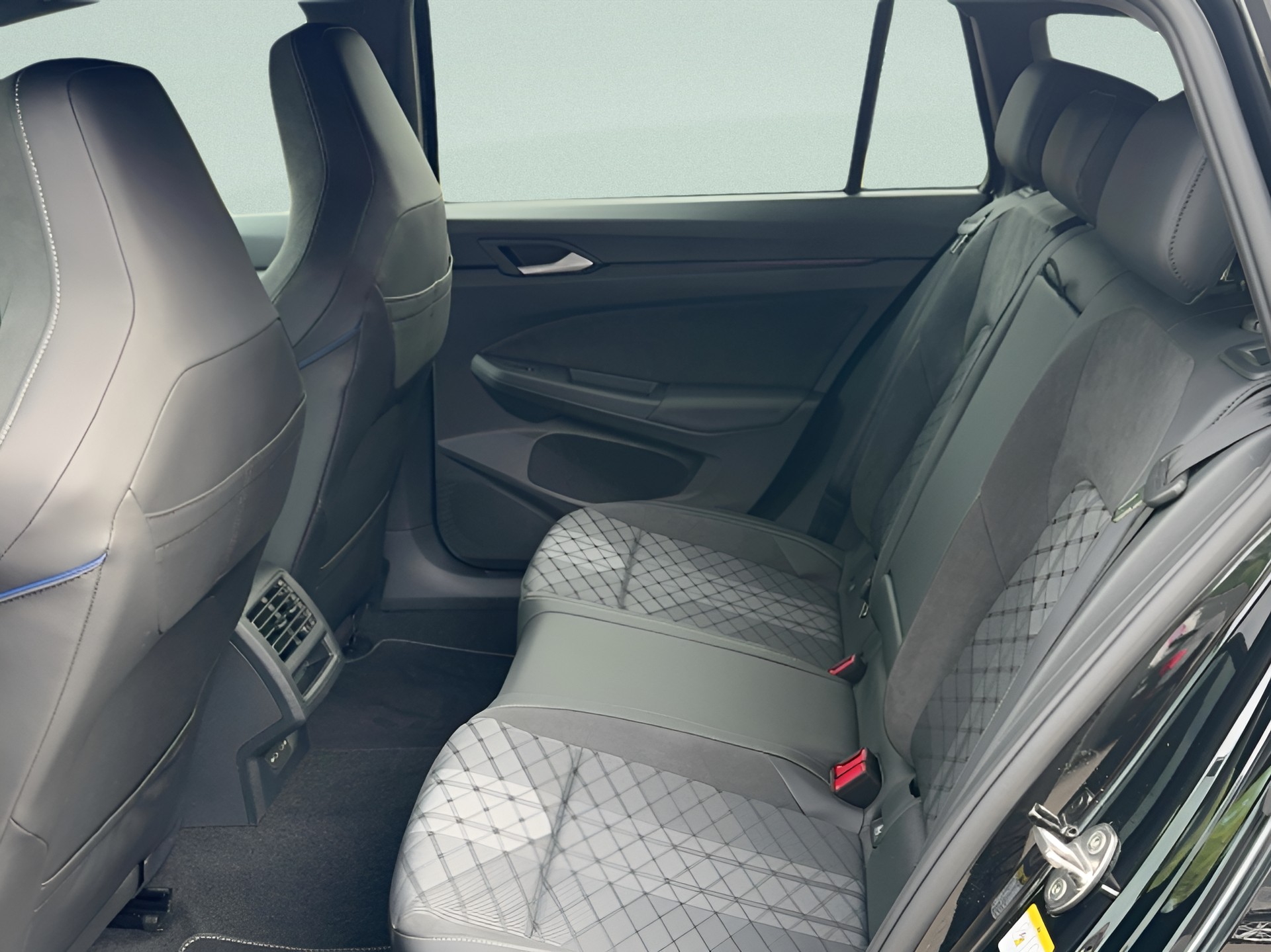 VW Golf Variant 1.5 eTSI mHEV R-Line DSG-image-17