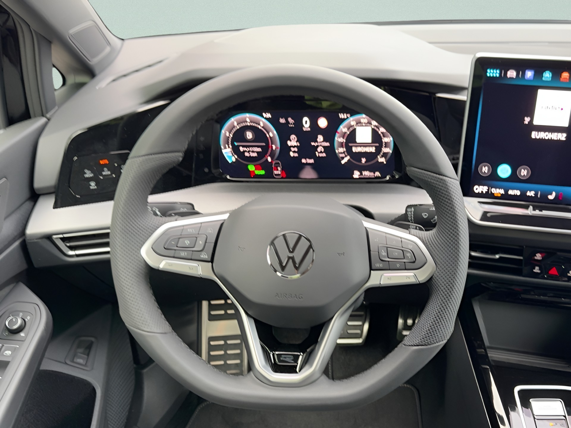 VW Golf Variant 1.5 eTSI mHEV R-Line DSG-image-15
