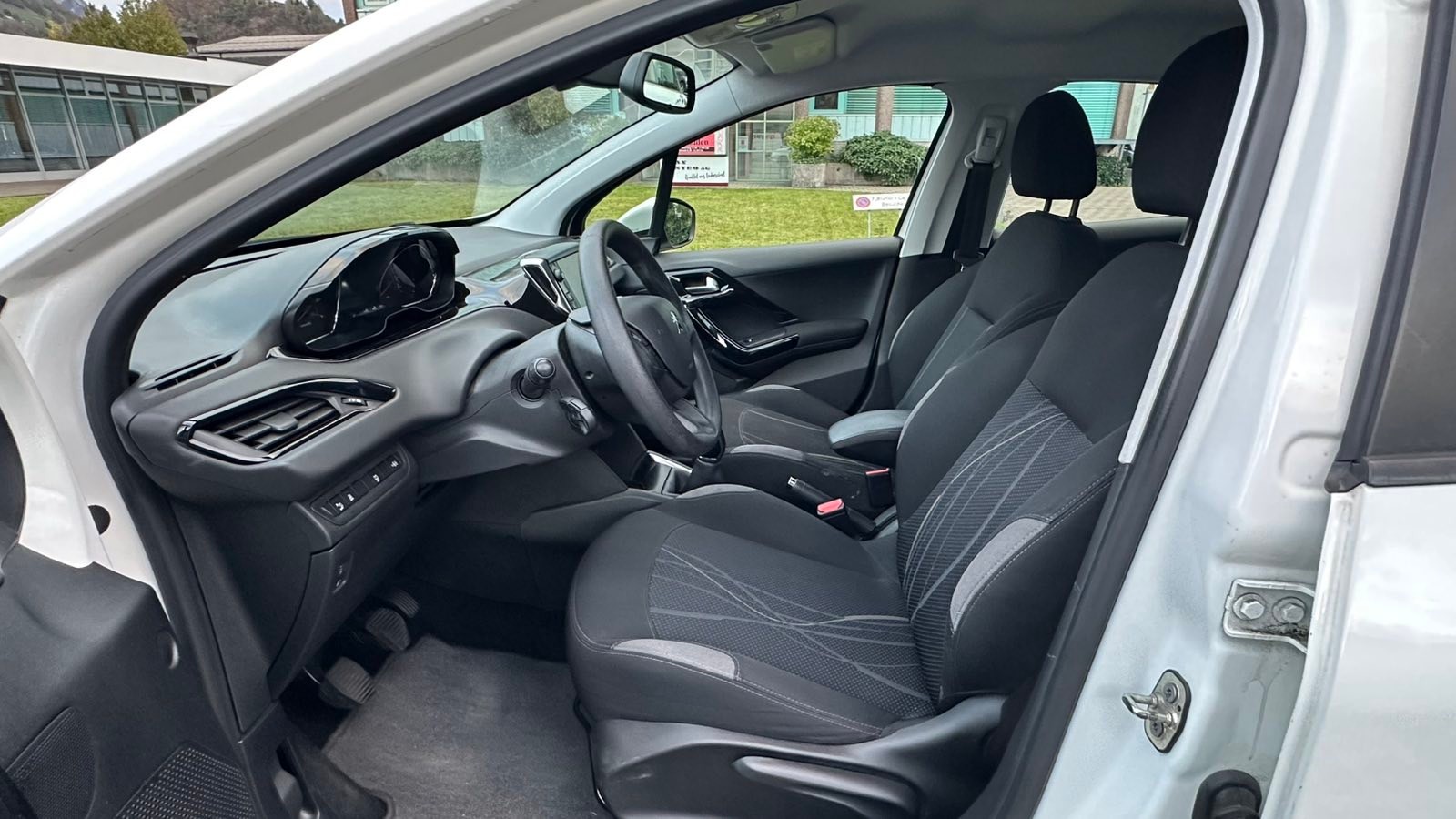 PEUGEOT 208 1.2 VTI Access-image-8