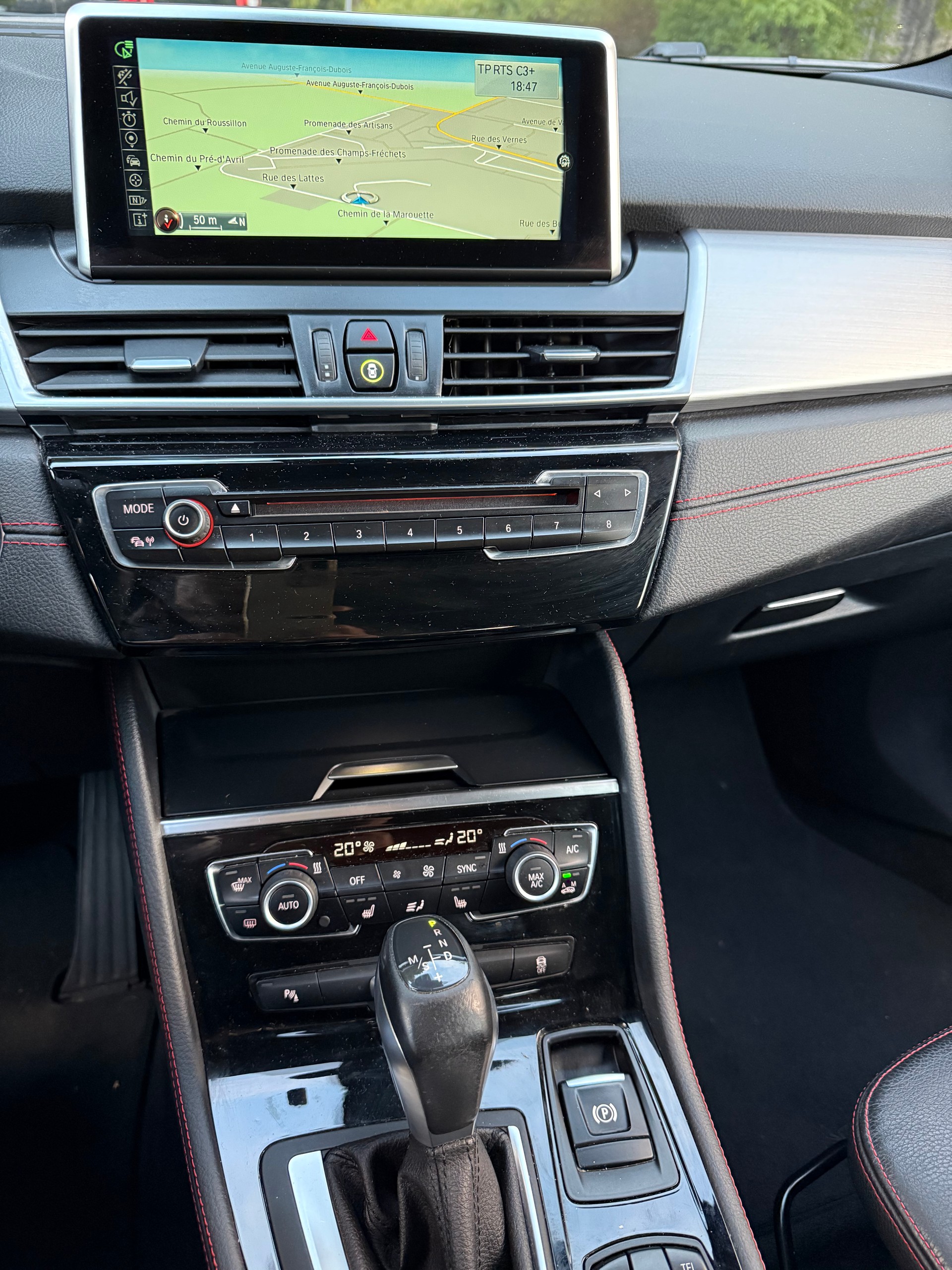 BMW 220i Active Tourer Luxury Line-image-17