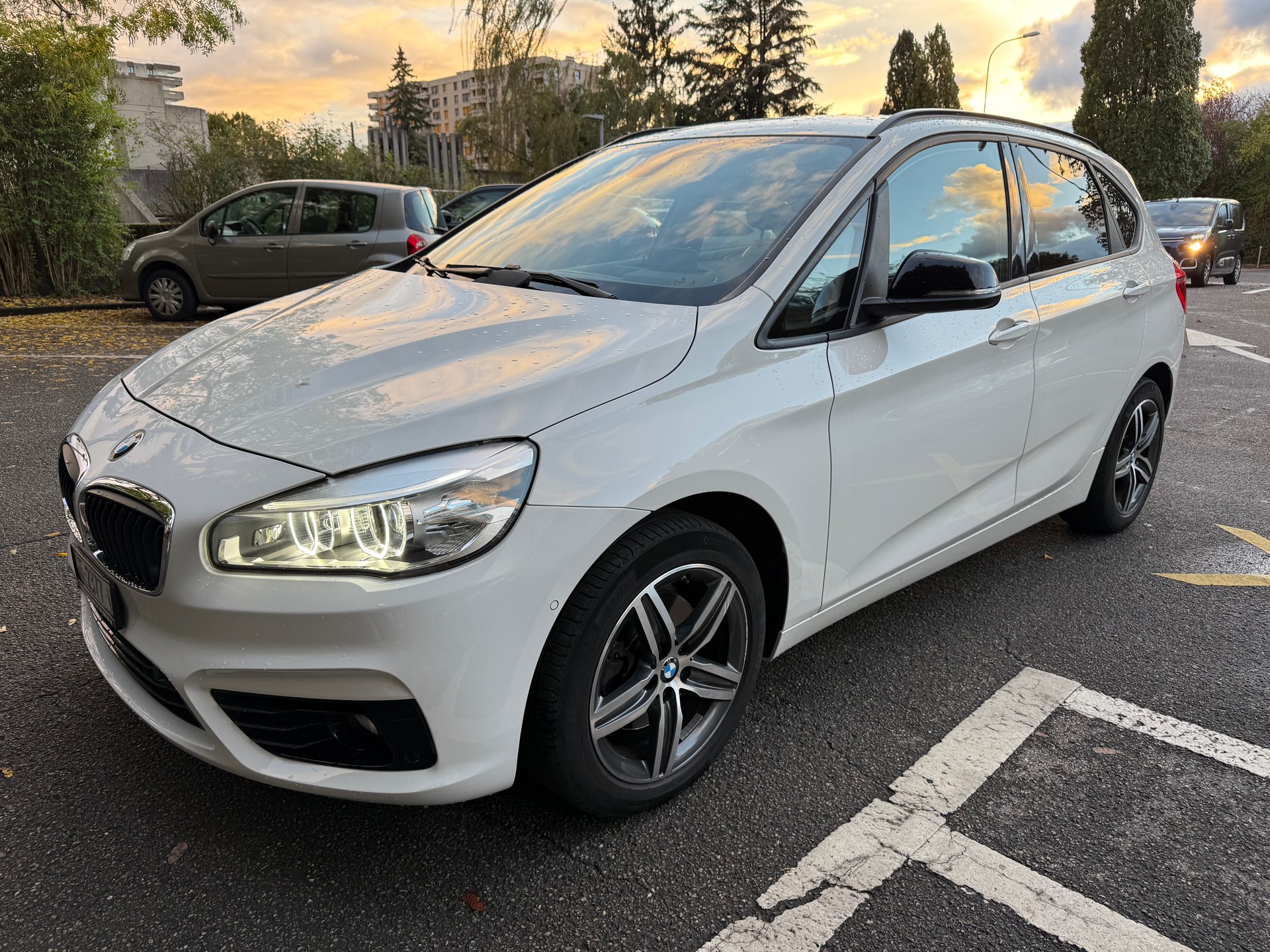 BMW 220i Active Tourer Luxury Line-image-0