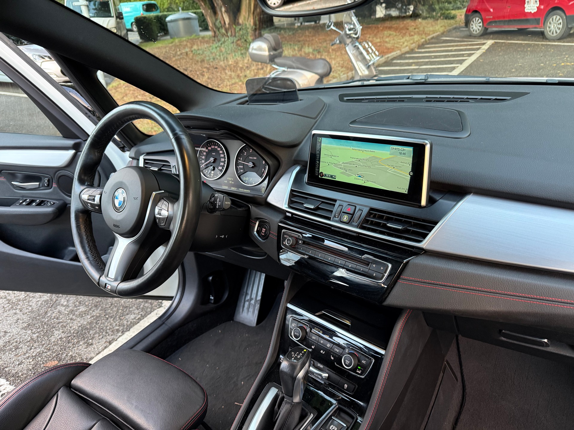 BMW 220i Active Tourer Luxury Line-image-18