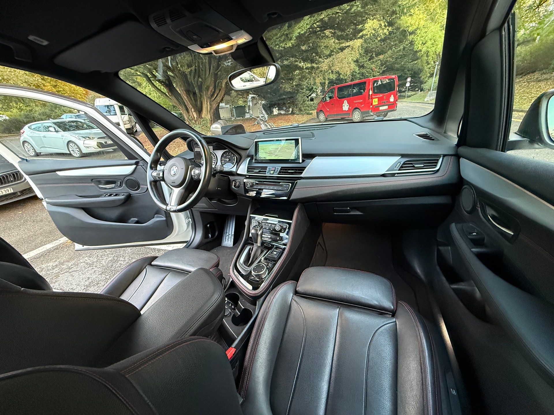 BMW 220i Active Tourer Luxury Line-image-12
