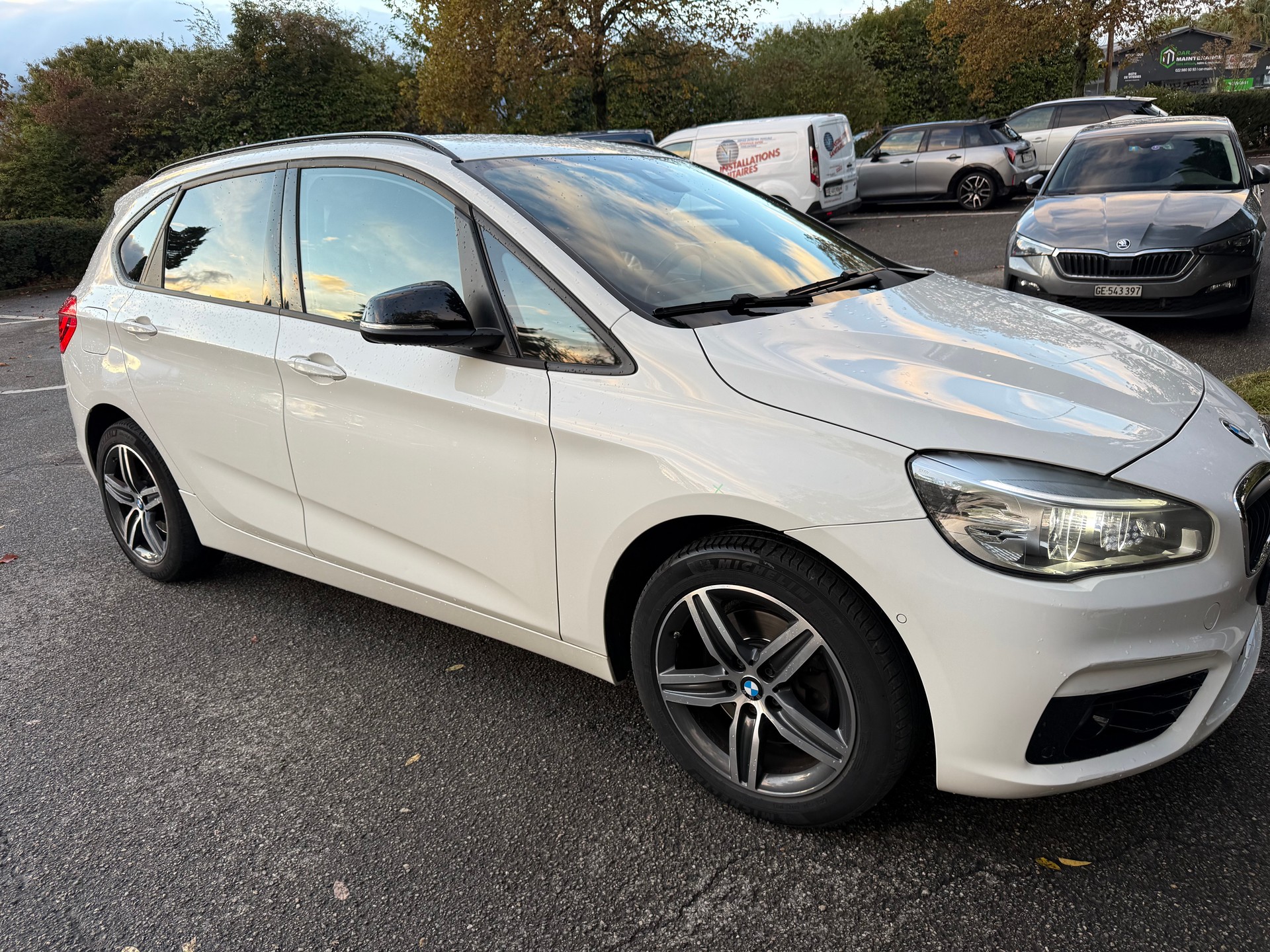BMW 220i Active Tourer Luxury Line-image-1