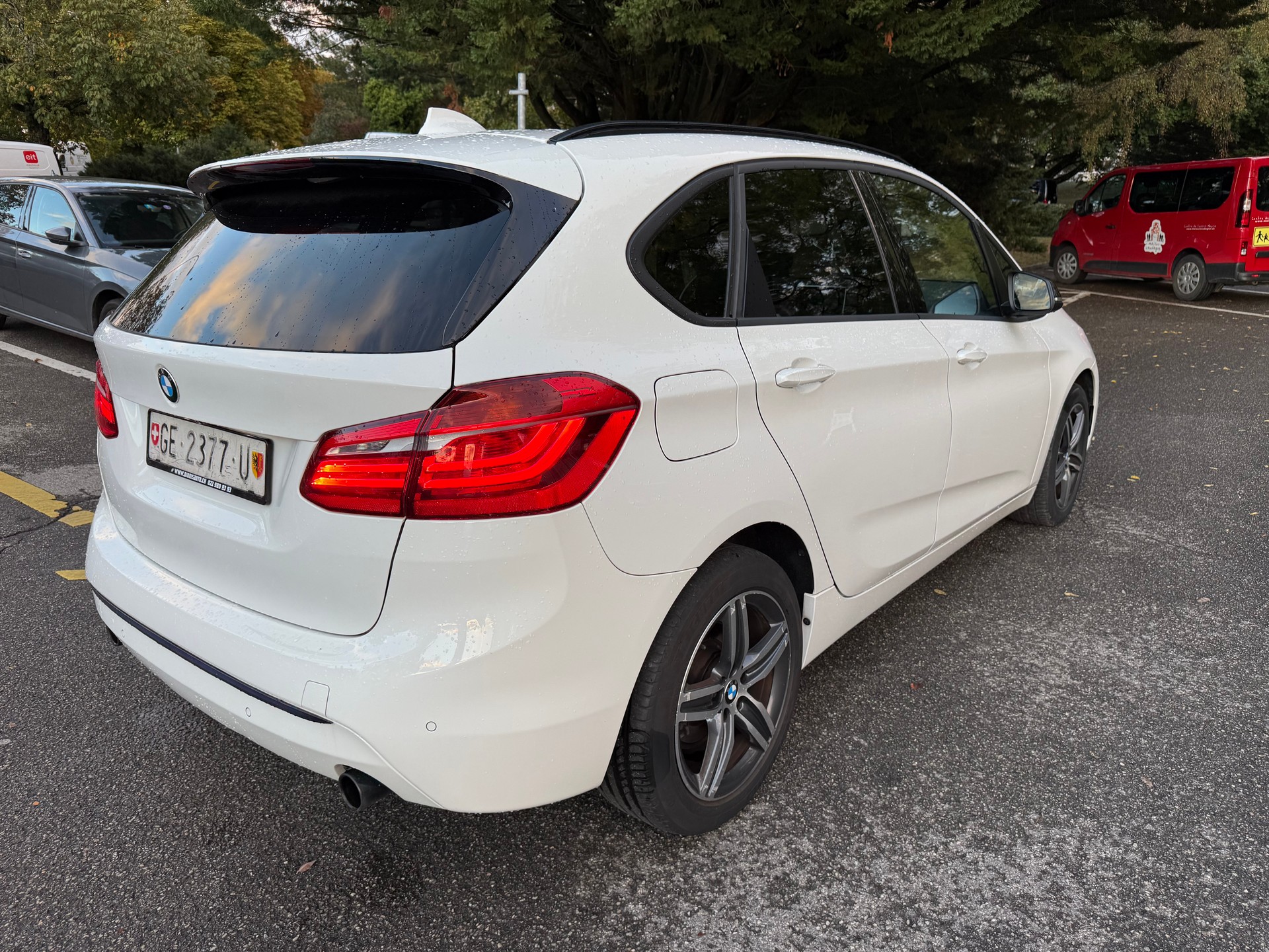 BMW 220i Active Tourer Luxury Line-image-7