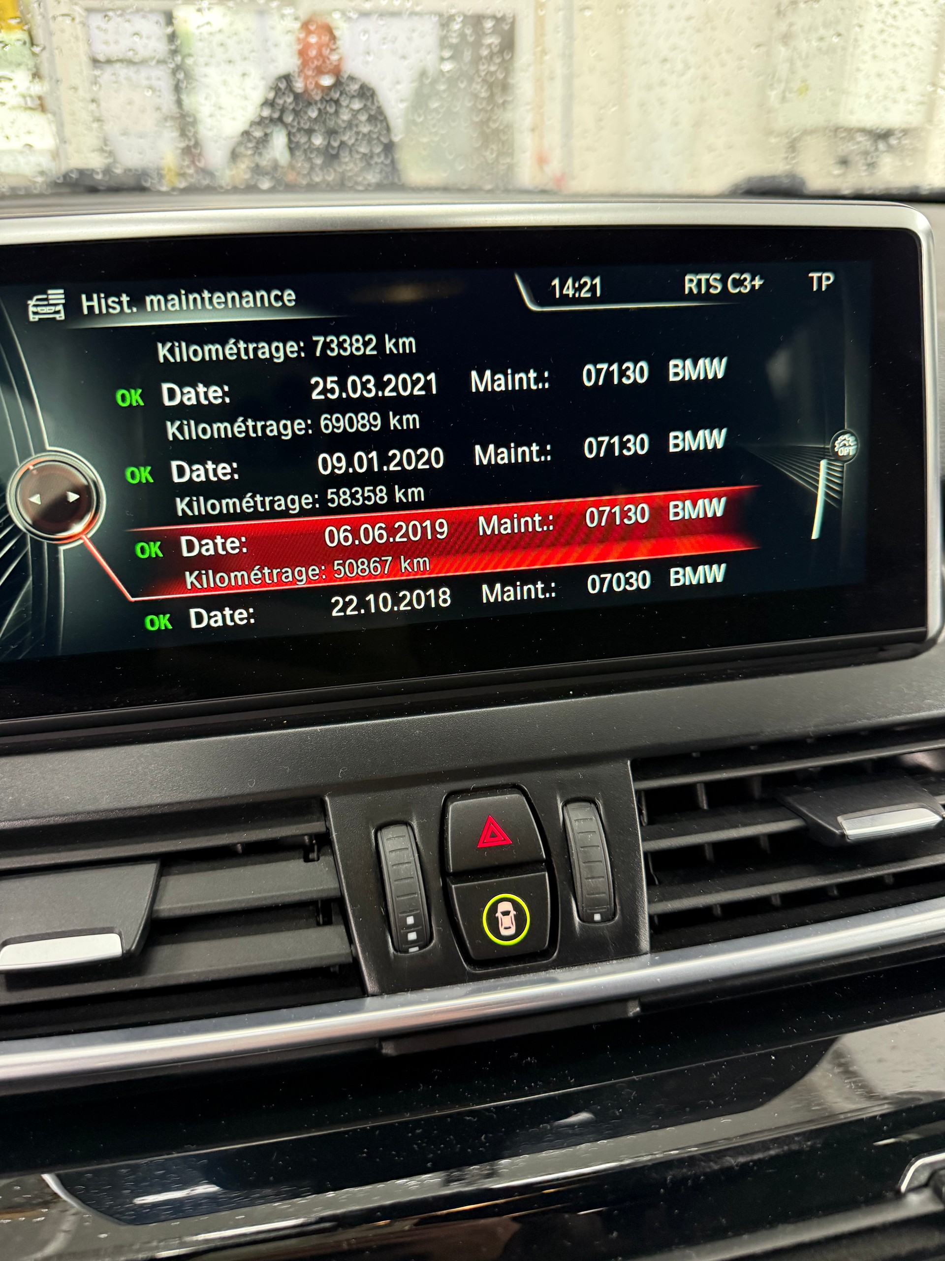 BMW 220i Active Tourer Luxury Line-image-23