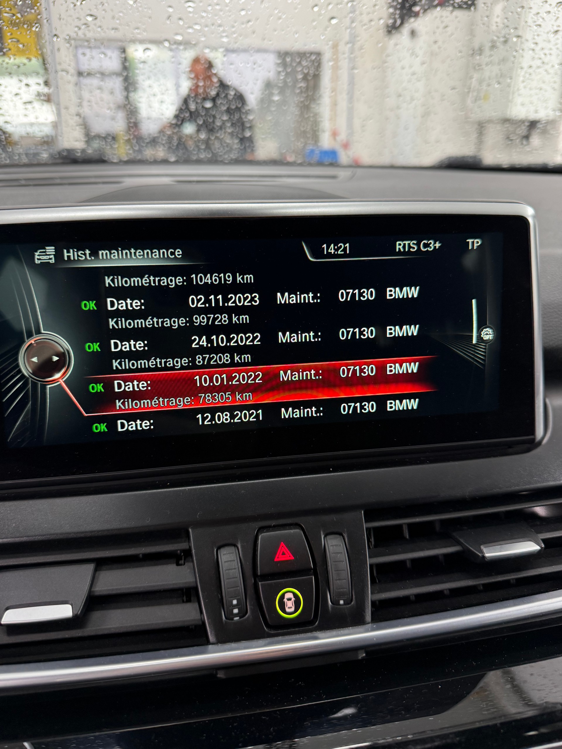 BMW 220i Active Tourer Luxury Line-image-22
