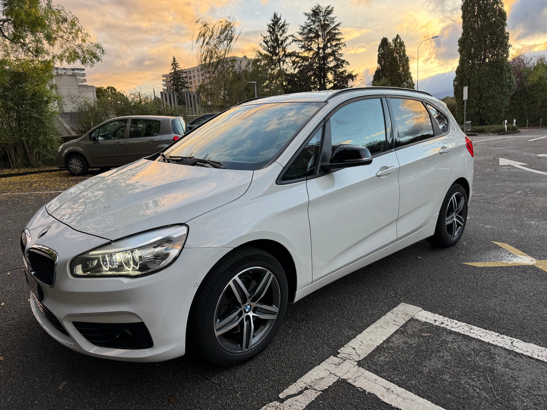 BMW 220i Active Tourer Luxury Line-image-2