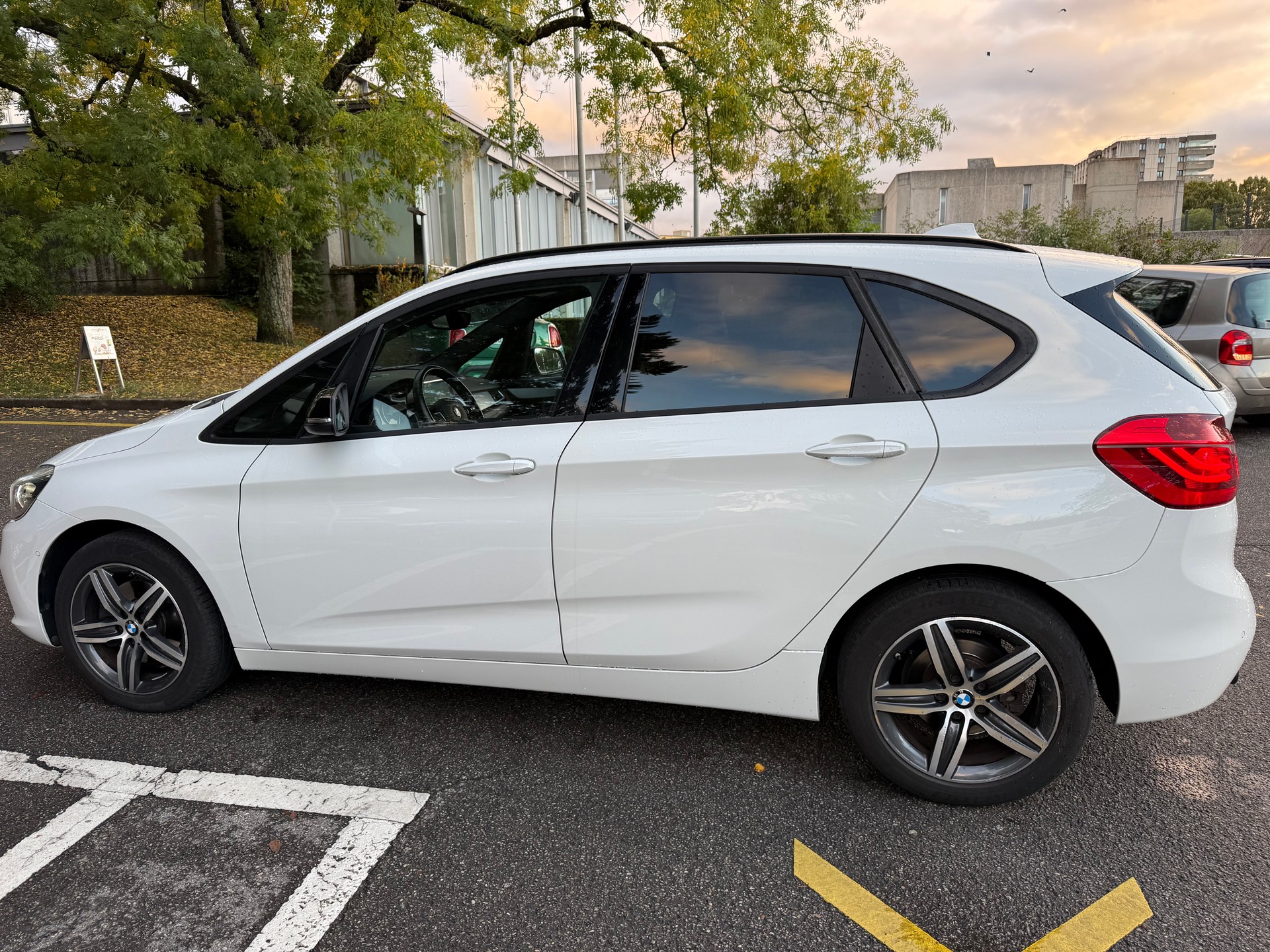BMW 220i Active Tourer Luxury Line-image-9