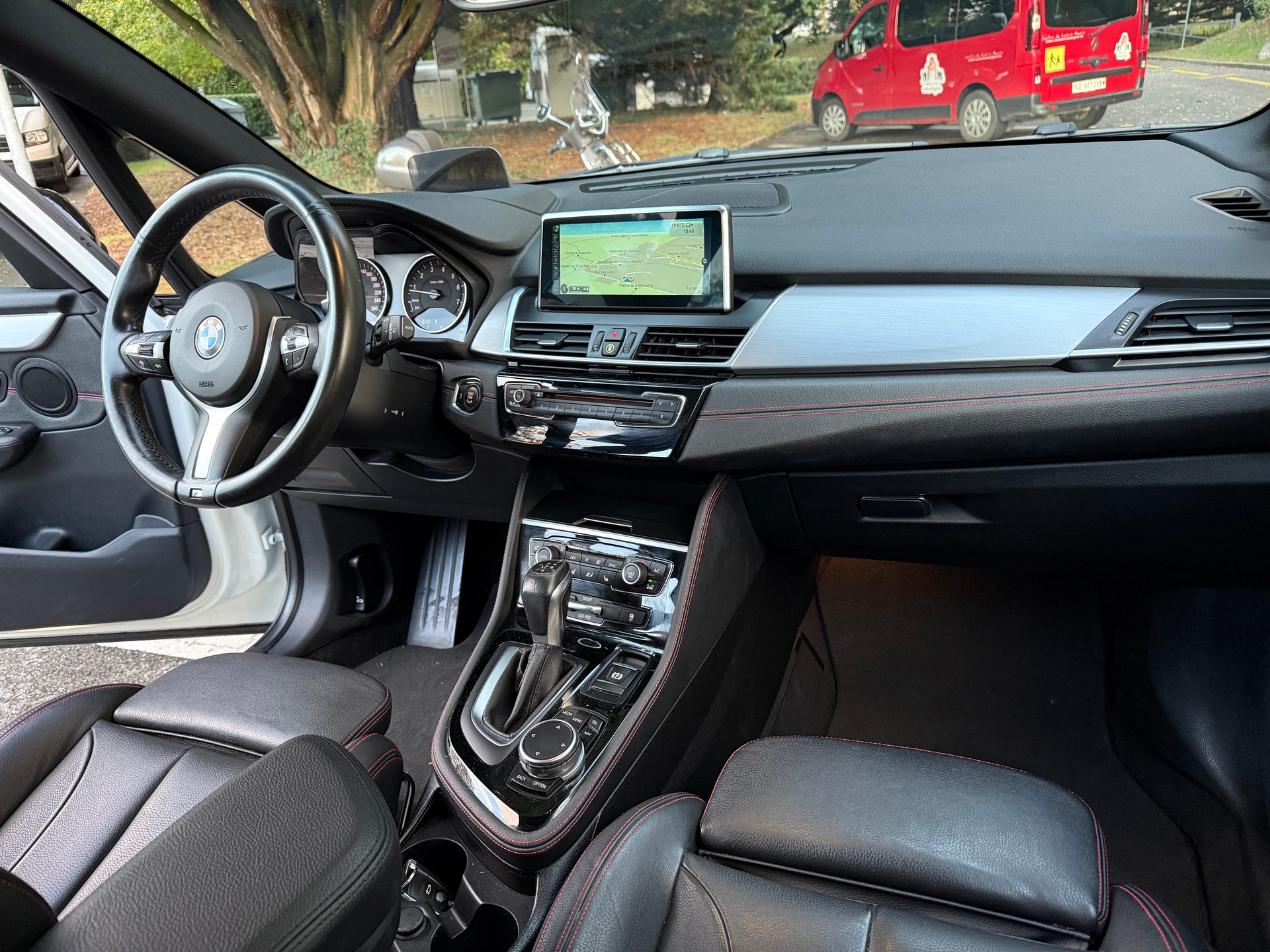 BMW 220i Active Tourer Luxury Line-image-13