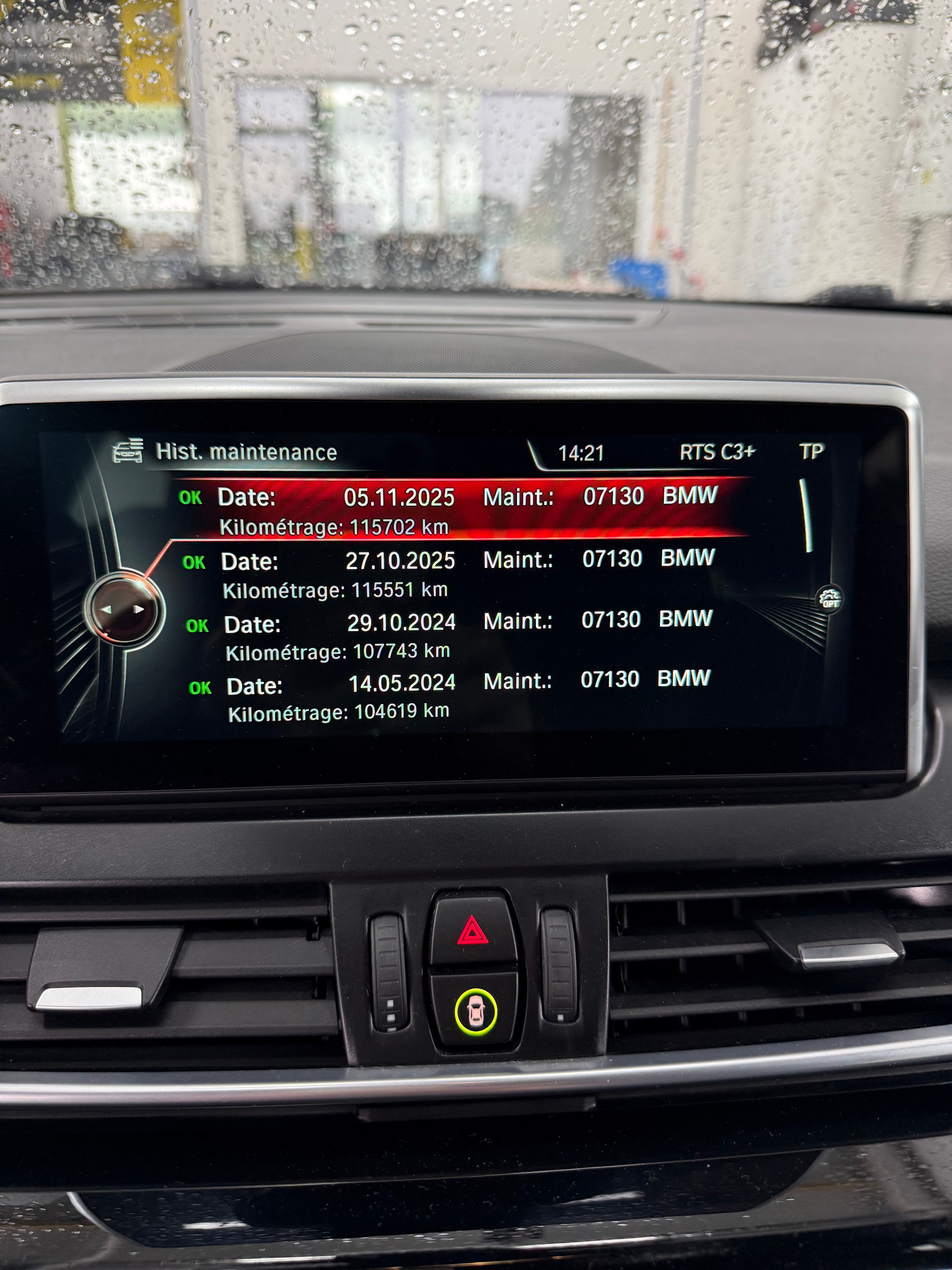 BMW 220i Active Tourer Luxury Line-image-21