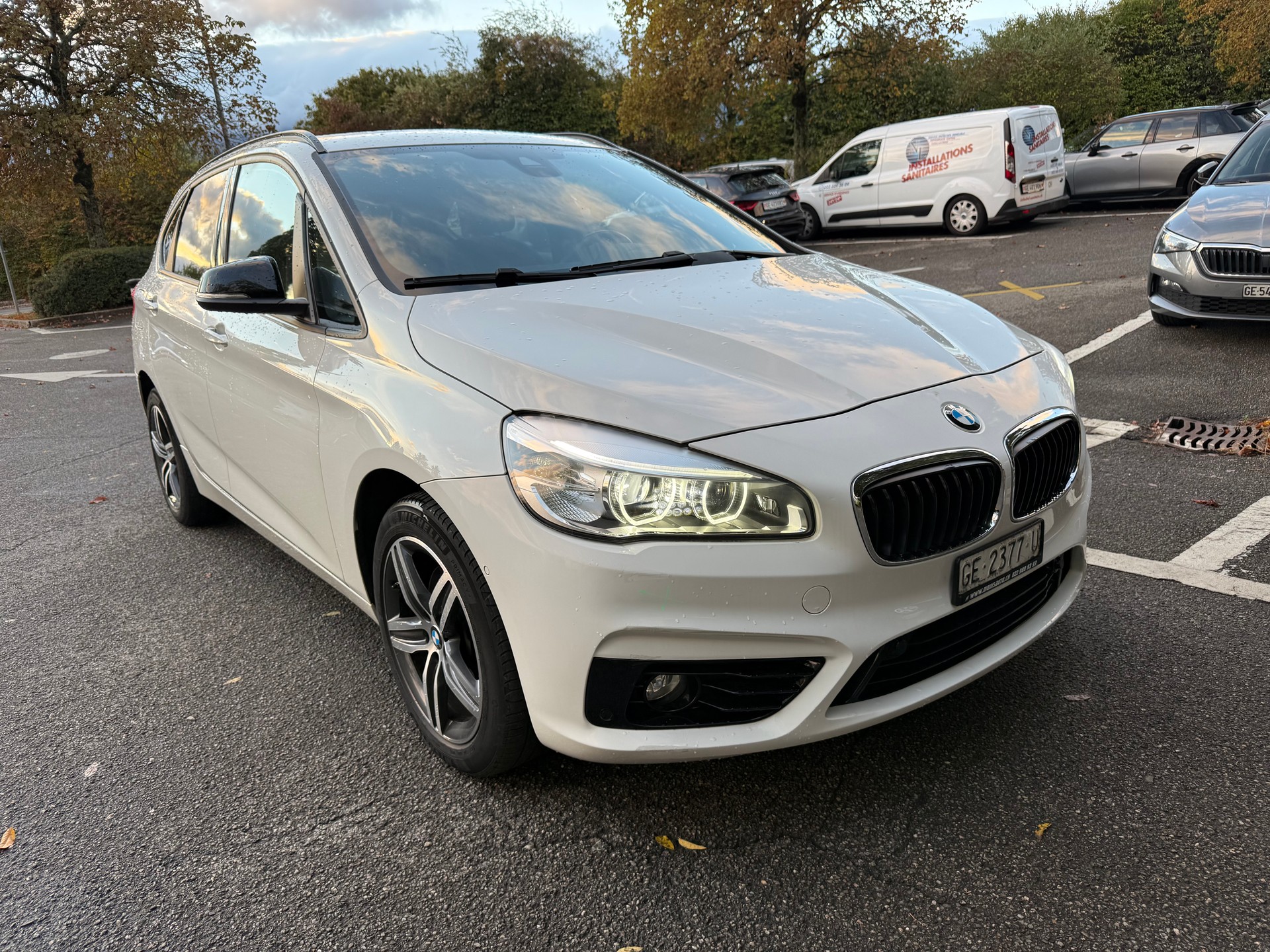 BMW 220i Active Tourer Luxury Line-image-3