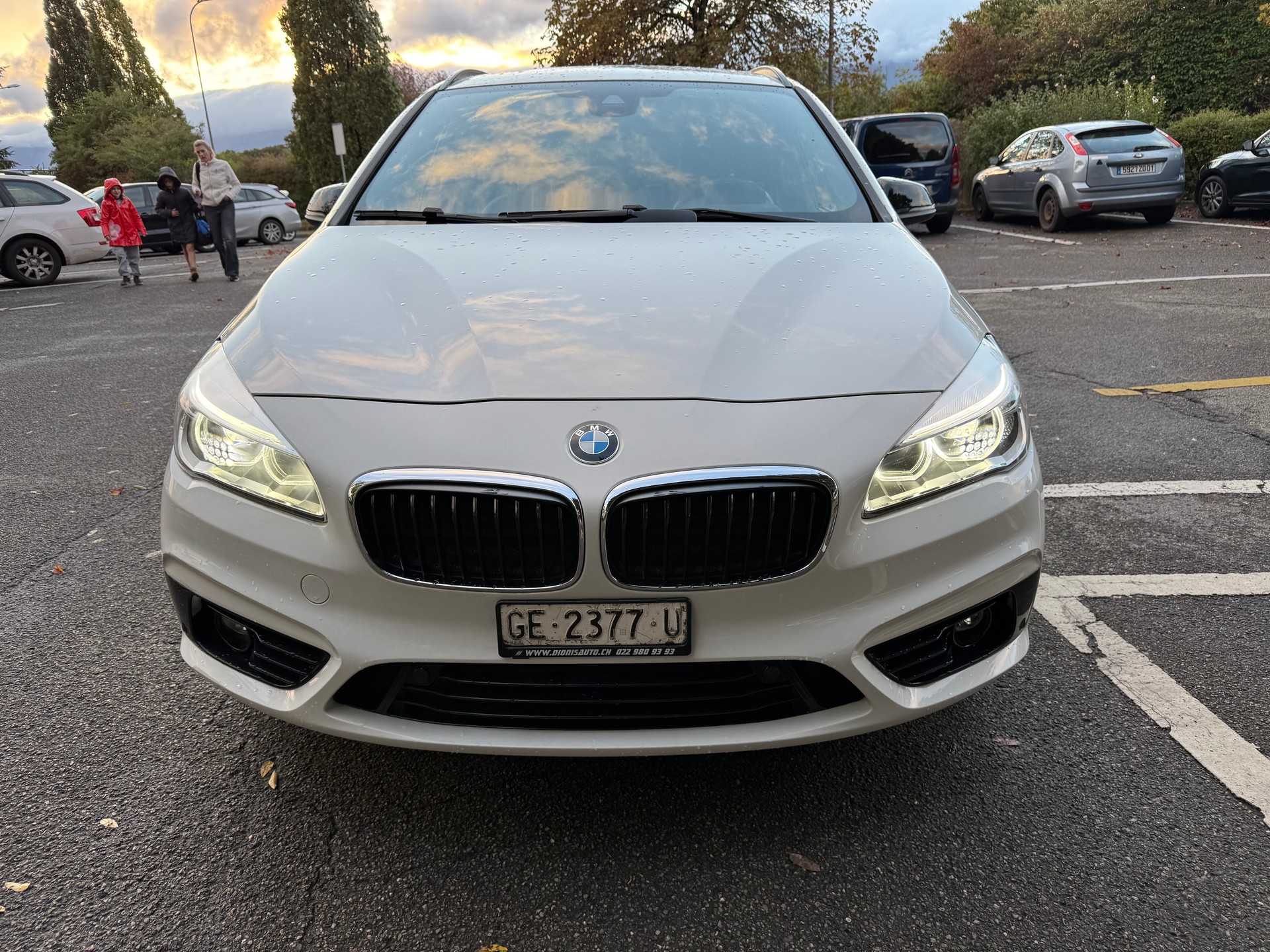 BMW 220i Active Tourer Luxury Line-image-4