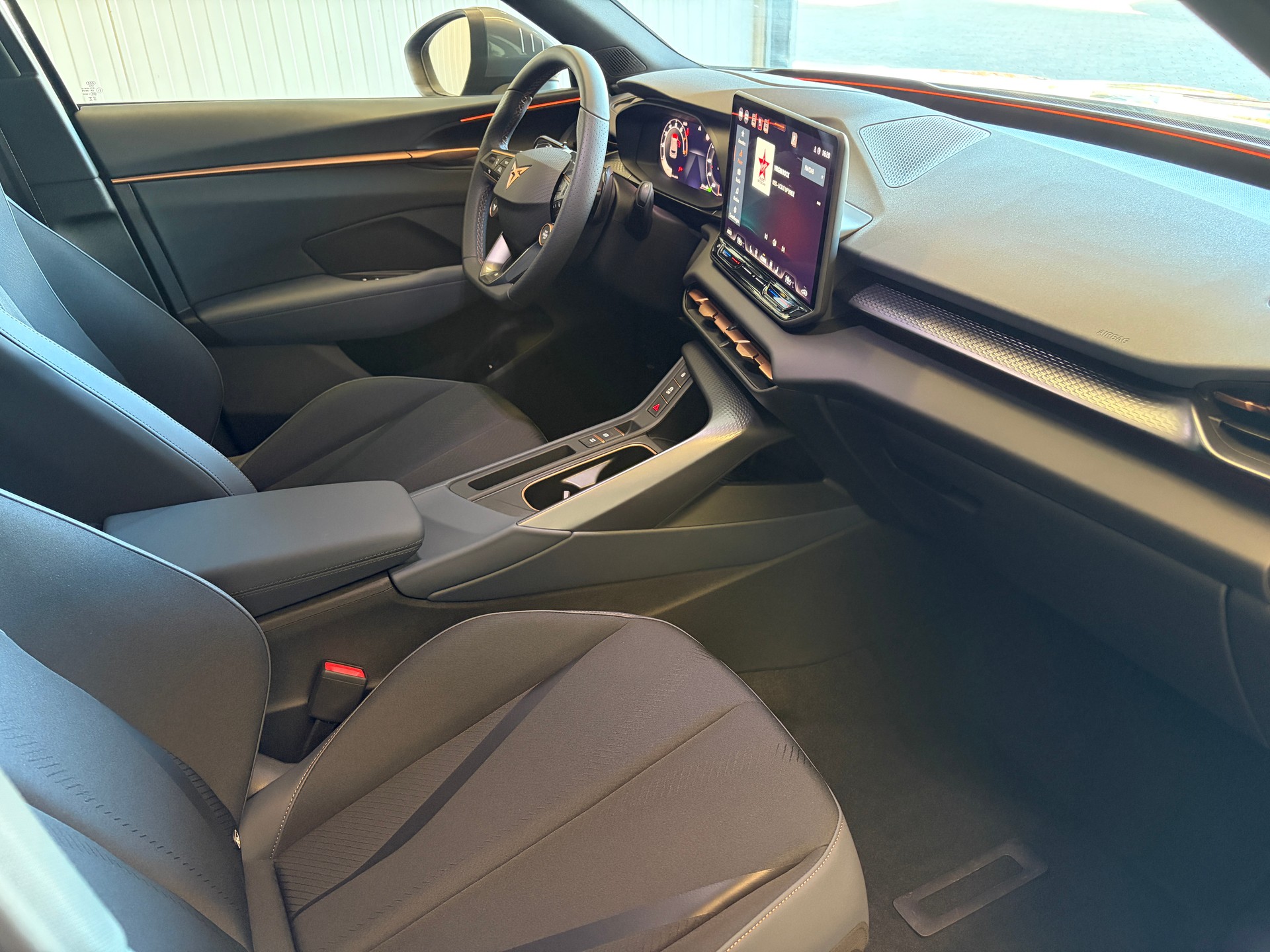 CUPRA Terramar 2.0 TSI DSG 4Drive VZ PANORAMA HEAD-UP AHK - HERSTELLERGARANTIE BIS 2030!-image-4