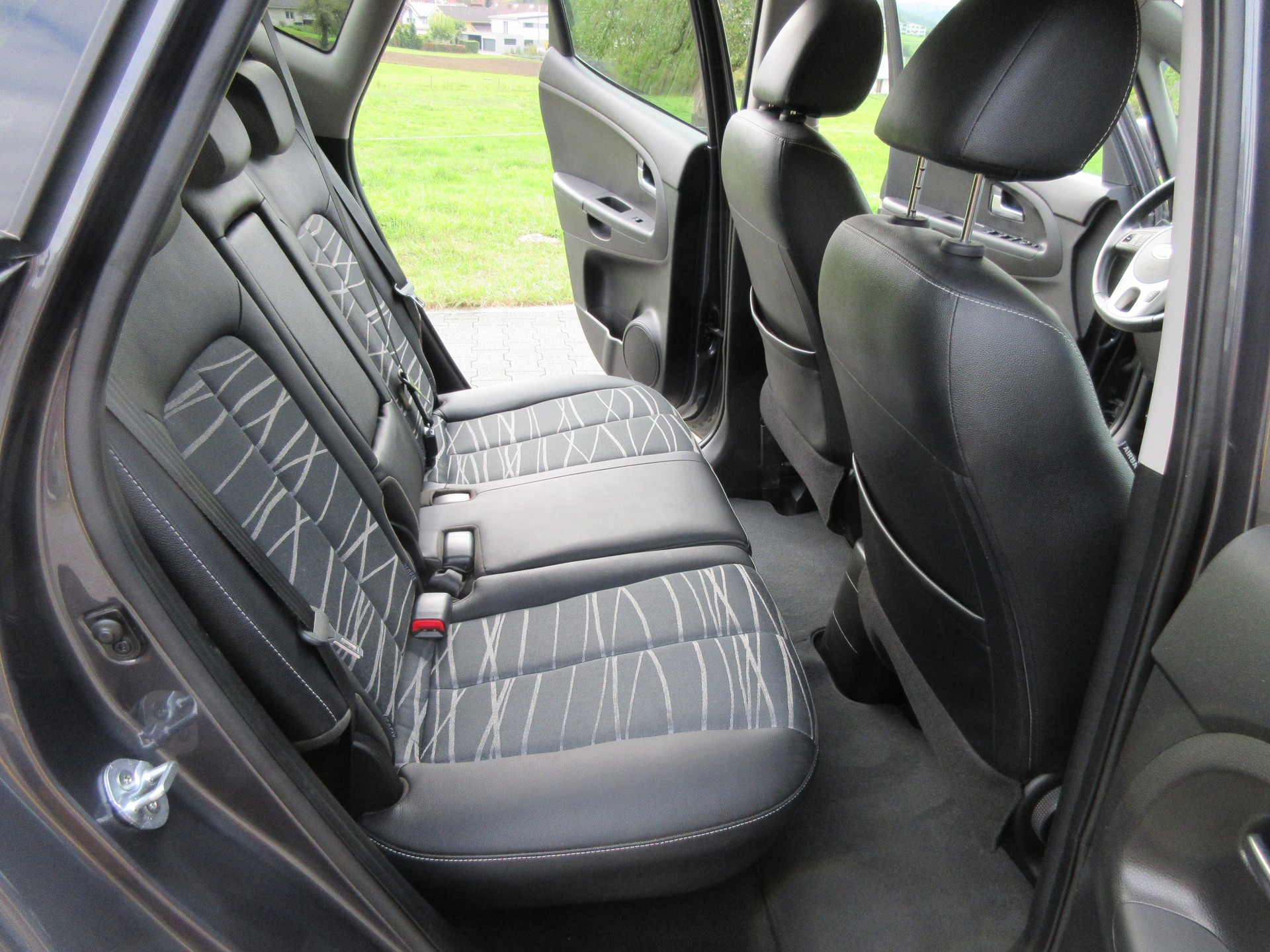 KIA Venga 1.6 CVVT Swiss Champion Automatic-image-9