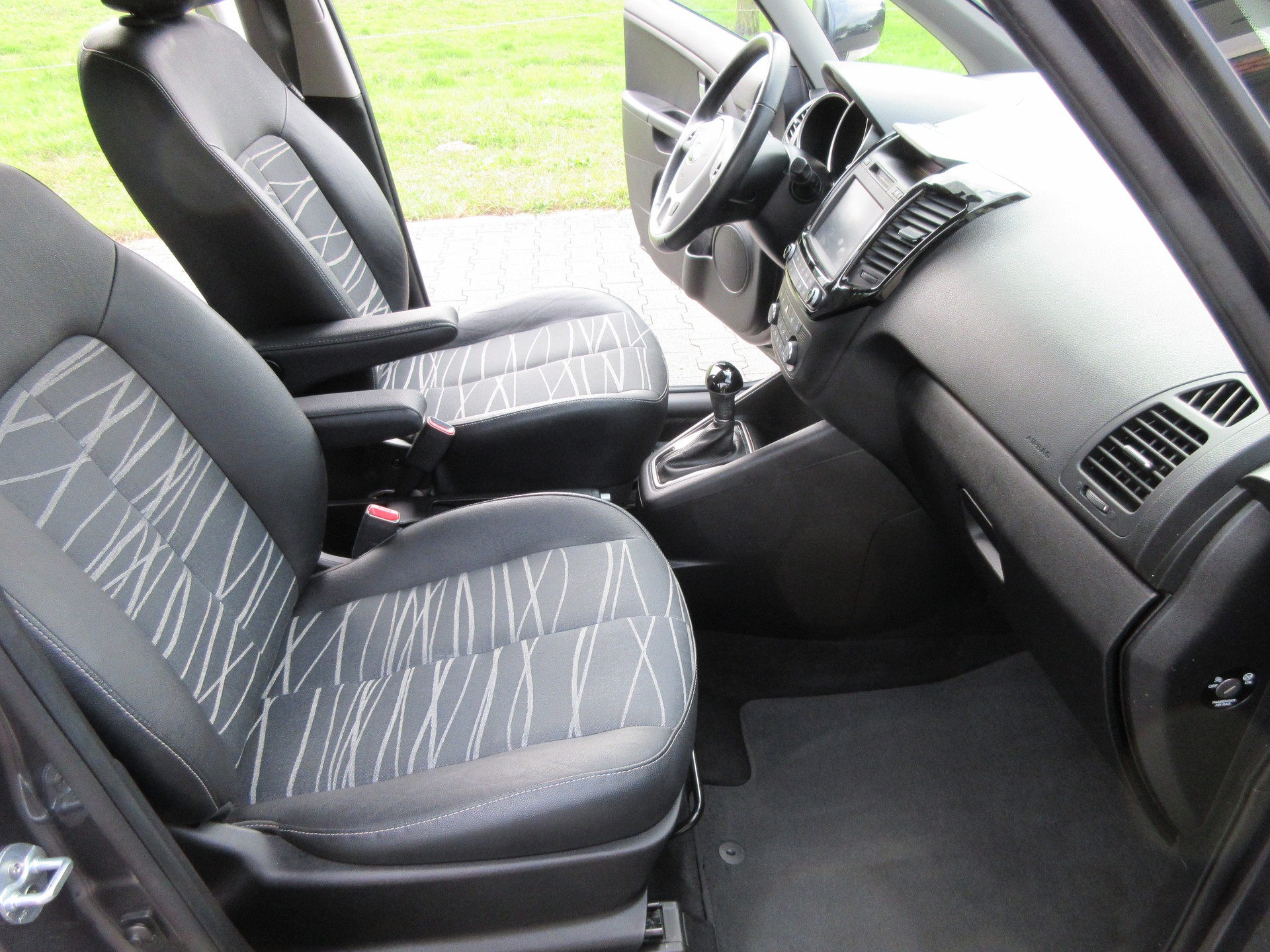 KIA Venga 1.6 CVVT Swiss Champion Automatic-image-8