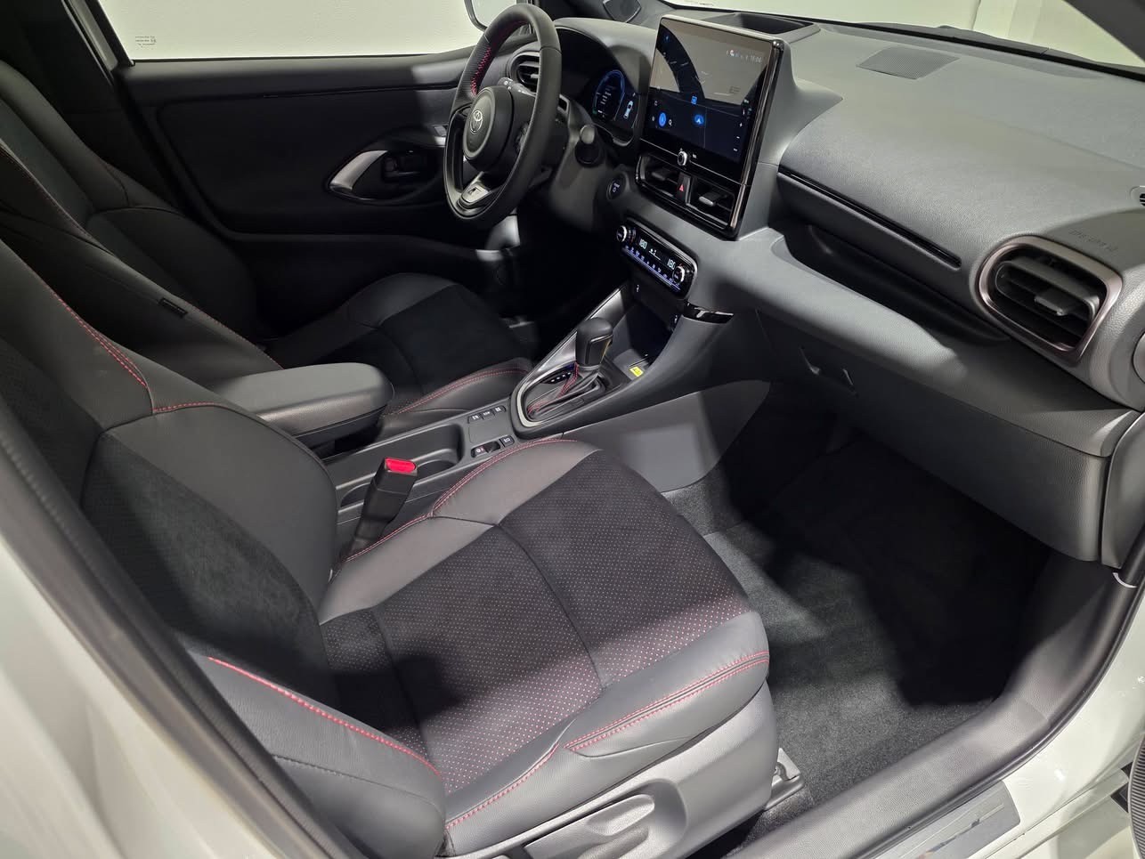 TOYOTA Yaris 1.5 GR Sport e-CVT-image-21