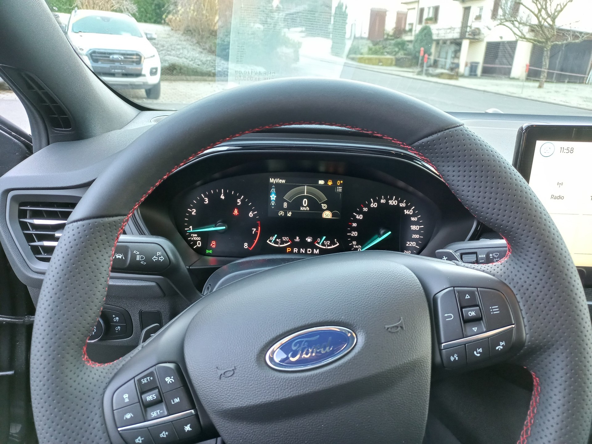 FORD Focus Station Wagon 1.0i EcoB Hybrid 155 ST-Line-image-4